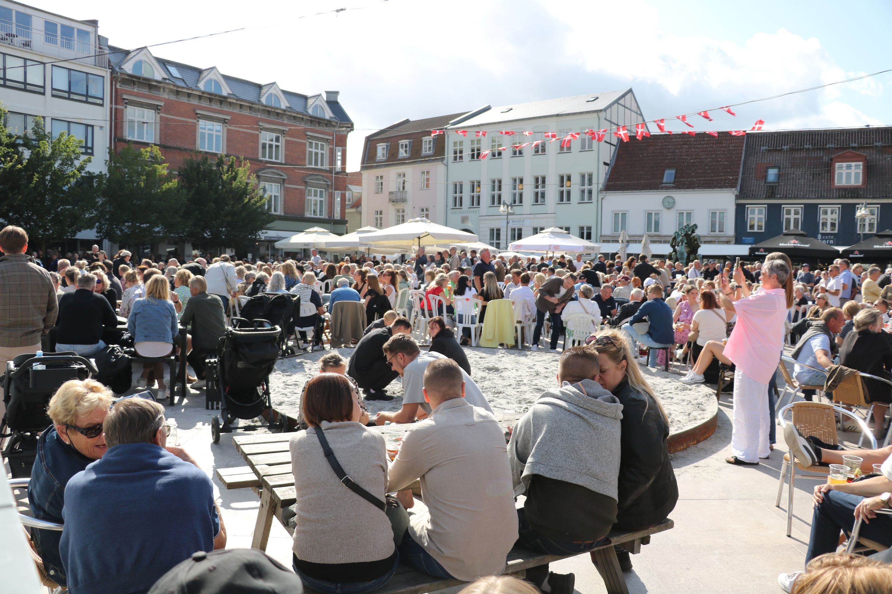 På en varm sommerdag er torvet i Næstved altid fyldt. Foto: John Ringstrøm