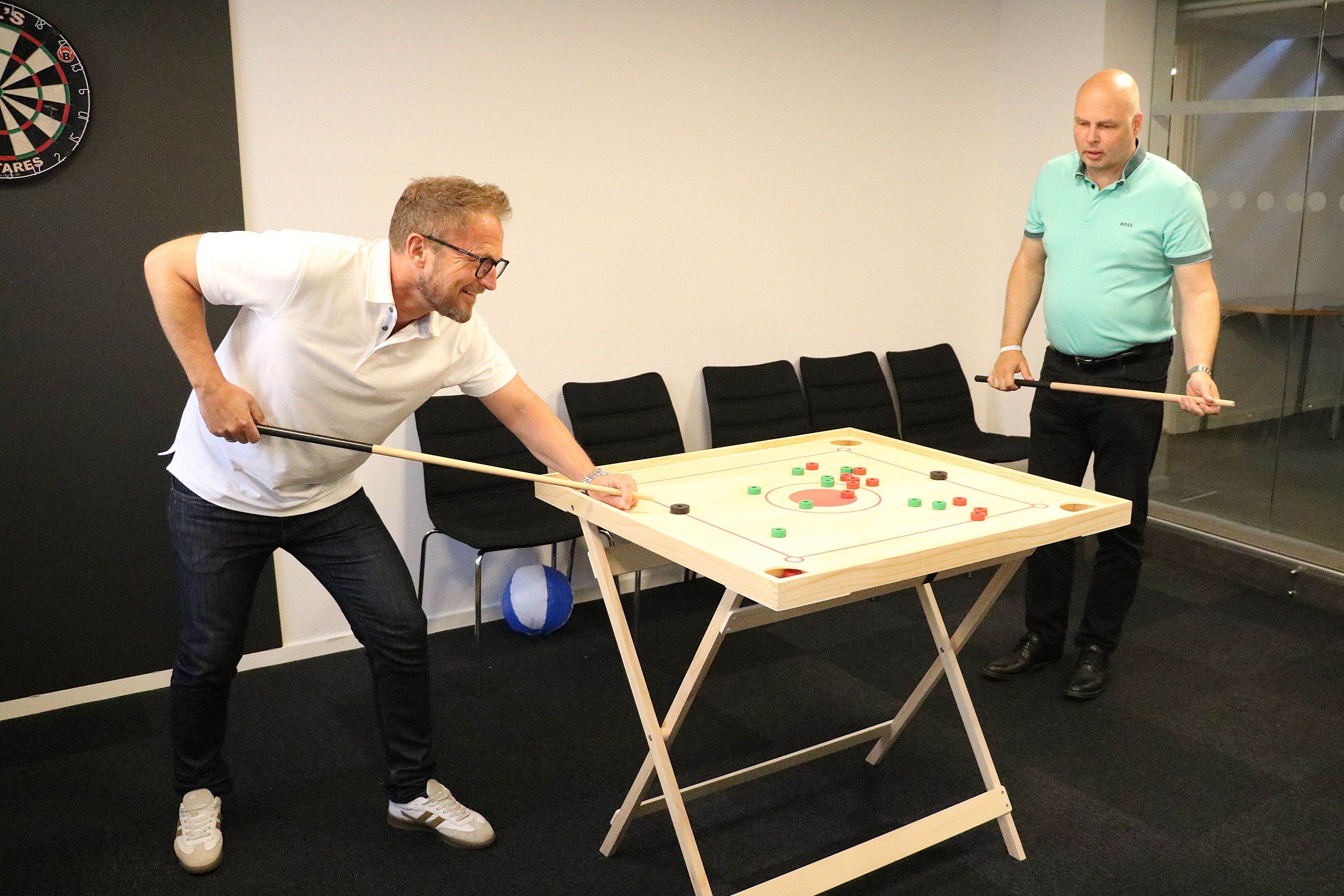 Ken Fischer (t.v.) og Thomas Pedersen har rygende travlt i deres EDC-butik. Men ikke mere end at der kan blive tid til et slag Bob i kælderen efter arbejdstid. Foto: John Ringstrøm