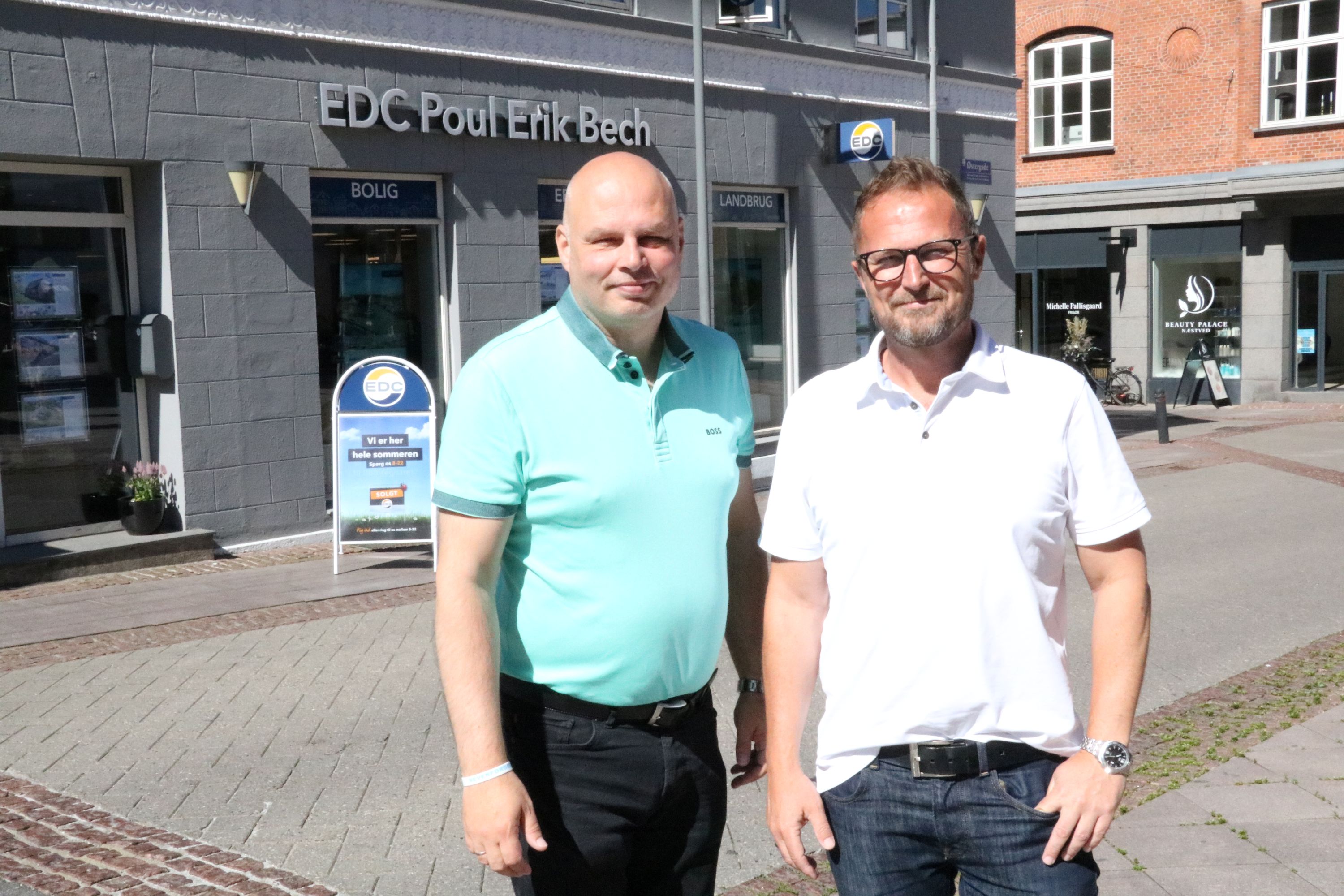 Thomas Pedersen og Ken Fischer foran den flotte hjørnebygning, som de nu har boet i i et år. Foto: John Ringstrøm