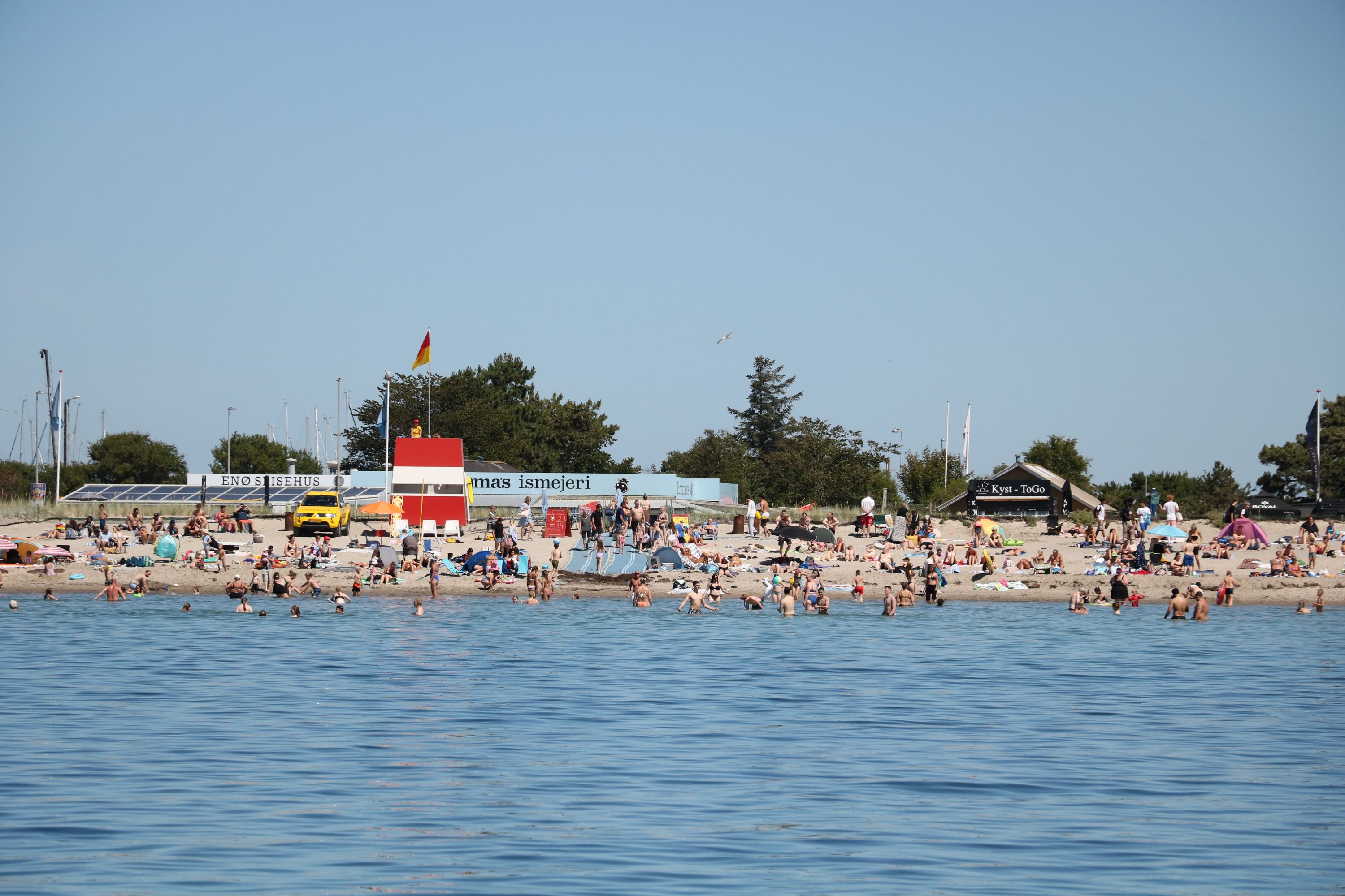 Enø Strand var proppet på første rigtige dag af sommerferien. Foto: John Ringstrøm