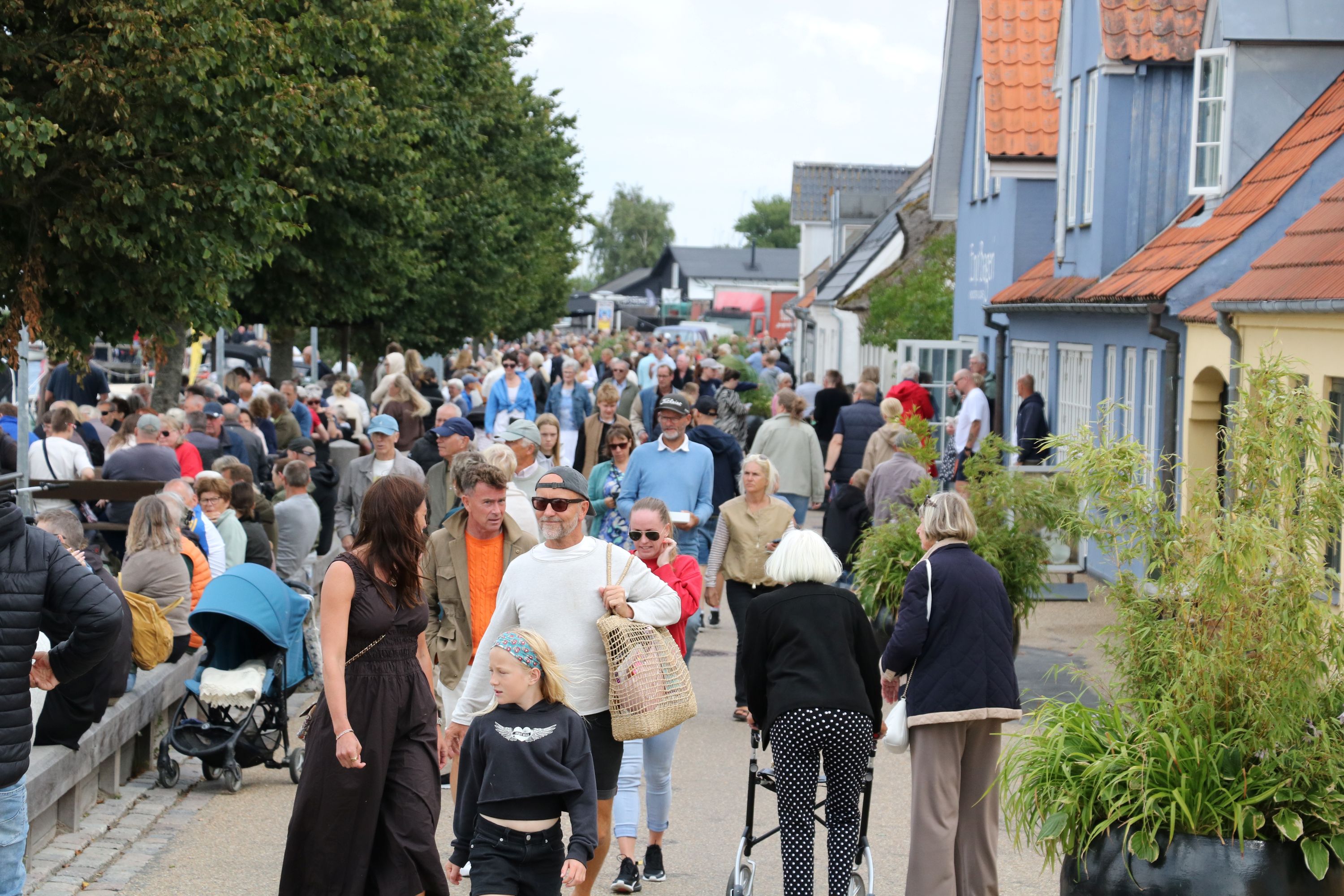 Masser af mennesker havde fundet vej til Karrebæksminde for at se kapsejlads og hygge sig. Foto: John Ringstrøm