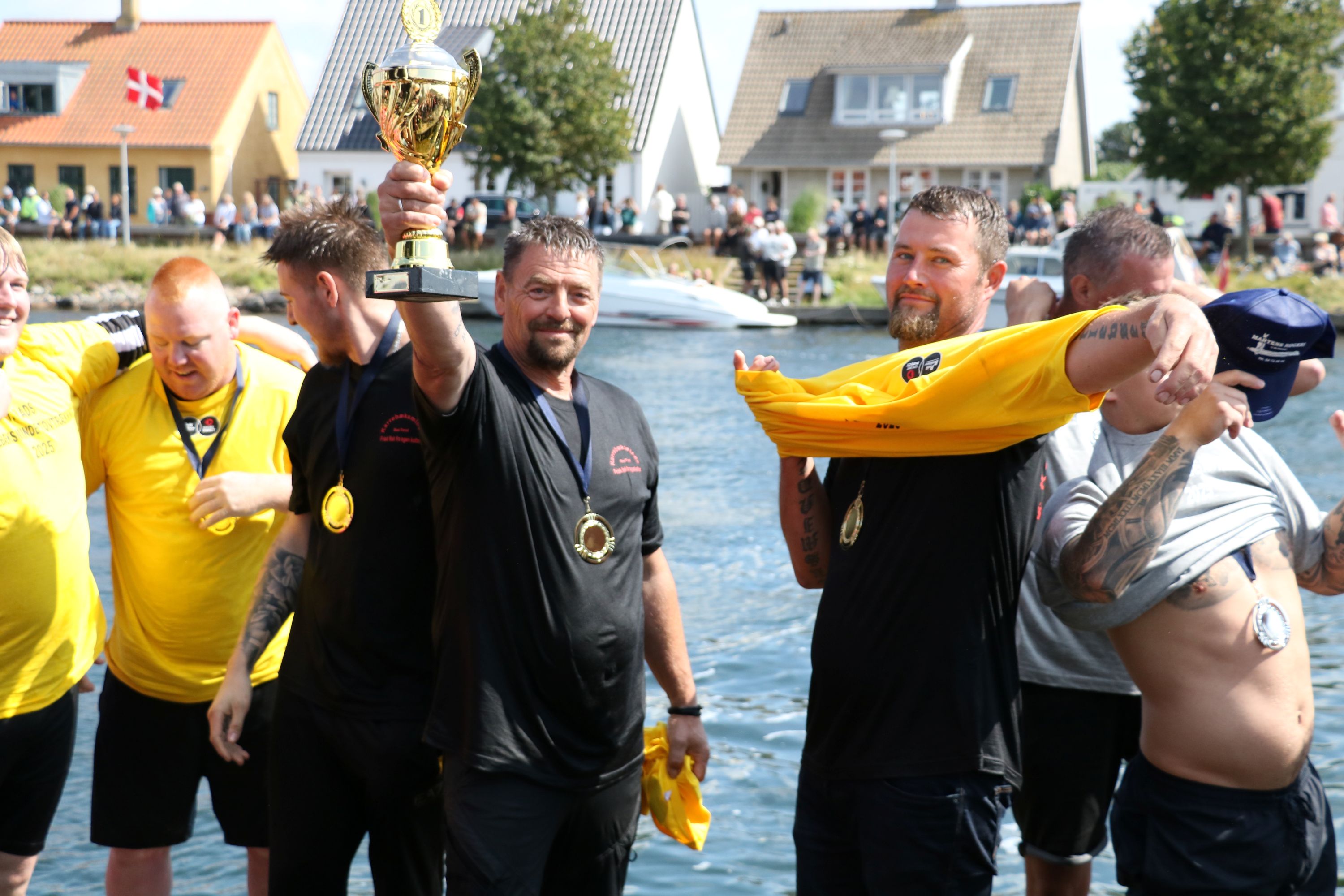 Søren Henriksen med pokalen og Fiskeri-formand Thomas Ditlevsen (th) var stærkest i tovtrækningskonkurrencen. Foto: John Ringstrøm
