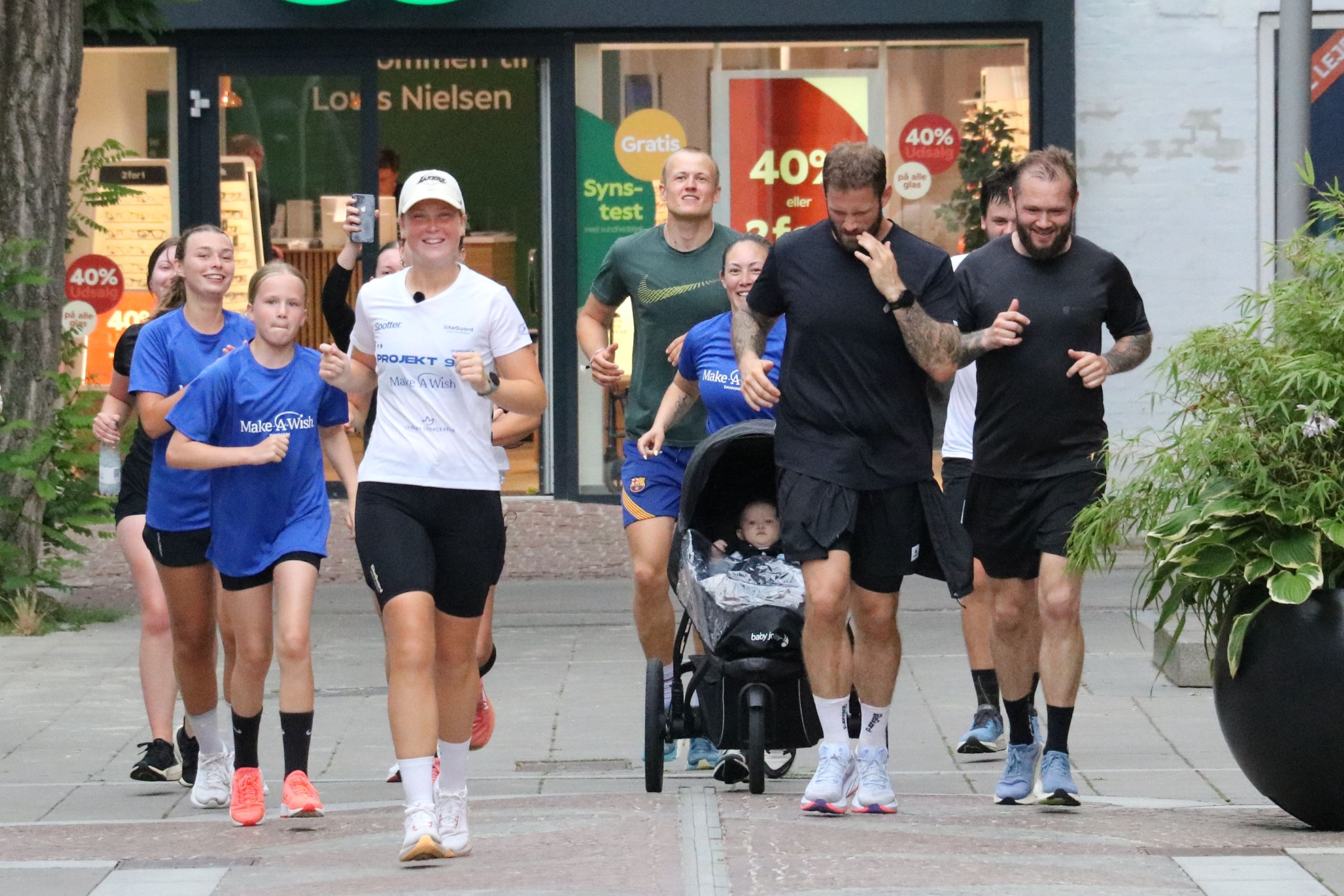 Emily Corneliussen kommer løbende fra Vordingborg med sit følge og er klar til at blive taget imod på Axeltorv. 