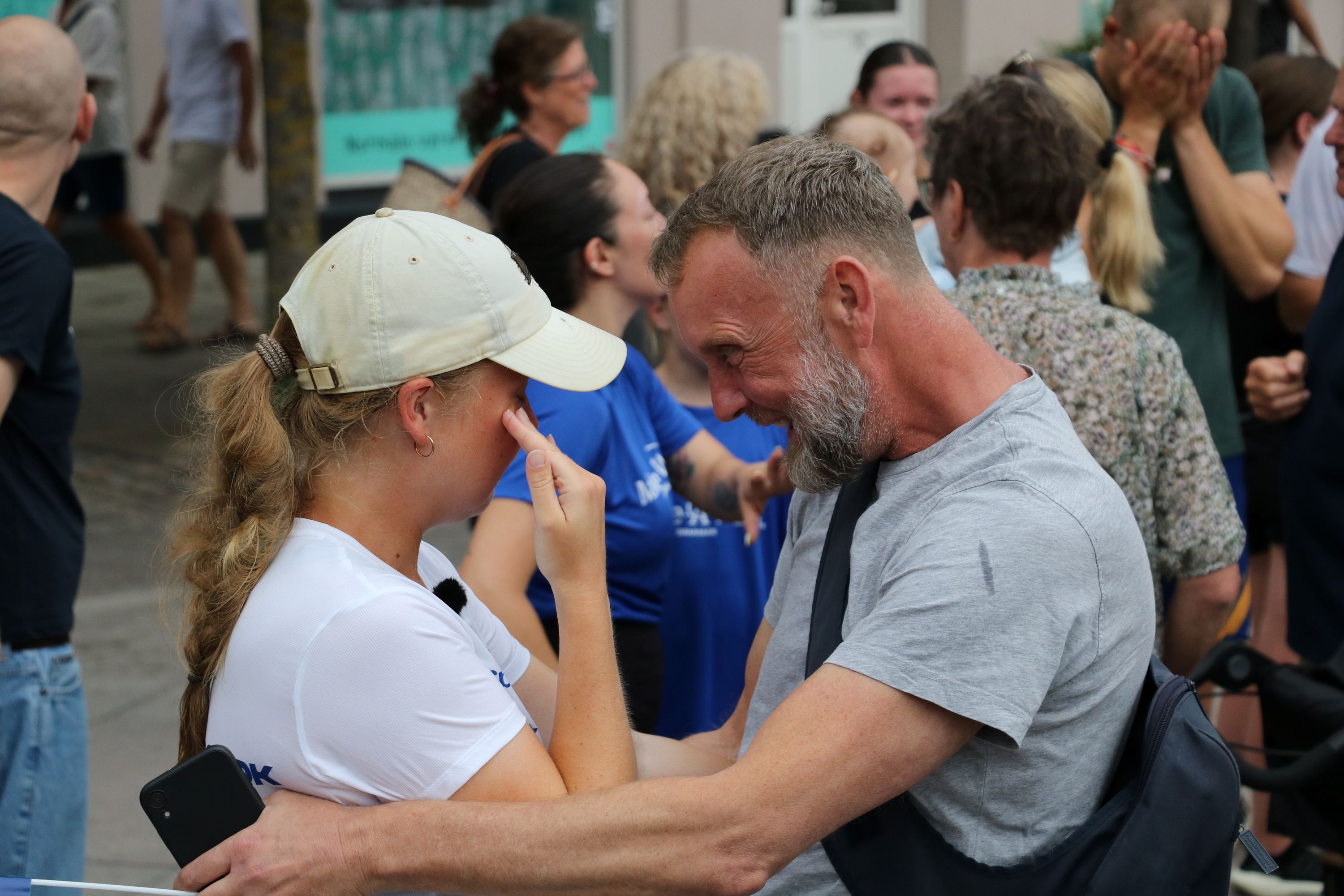 Emily Corneliussens far Mick Tandrup giver sin rørte datter et stort kram. Foto: John Ringstrøm