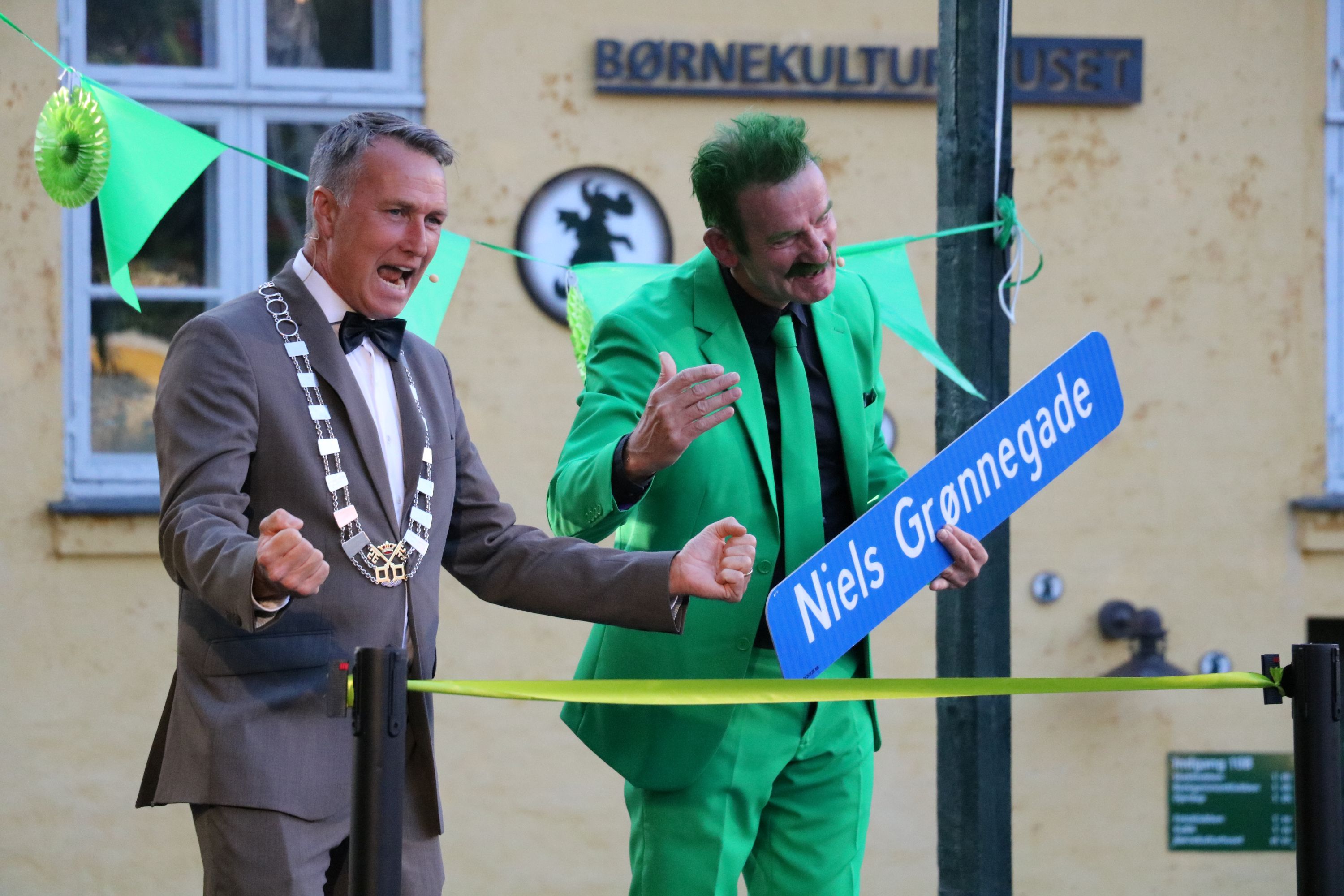 Carsten Rasmussen har overrakt et gadeskilt til en lykkelig Niels Grønne ved åbningen af Street Cut. Foto: John Ringstrøm