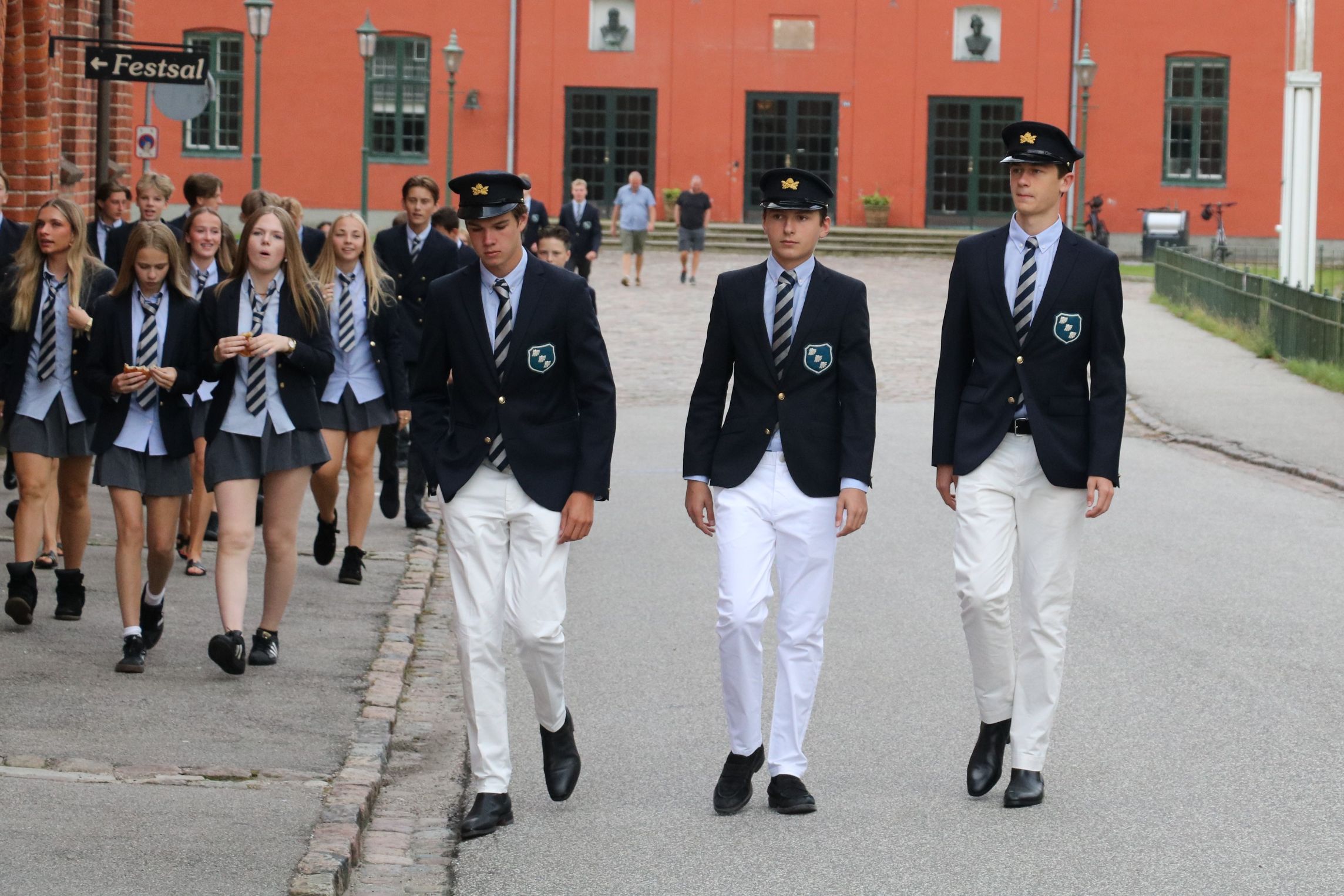 3.g'ere på vej til morgensang i Herlufsholm Kirke. Foto: John Ringstrøm