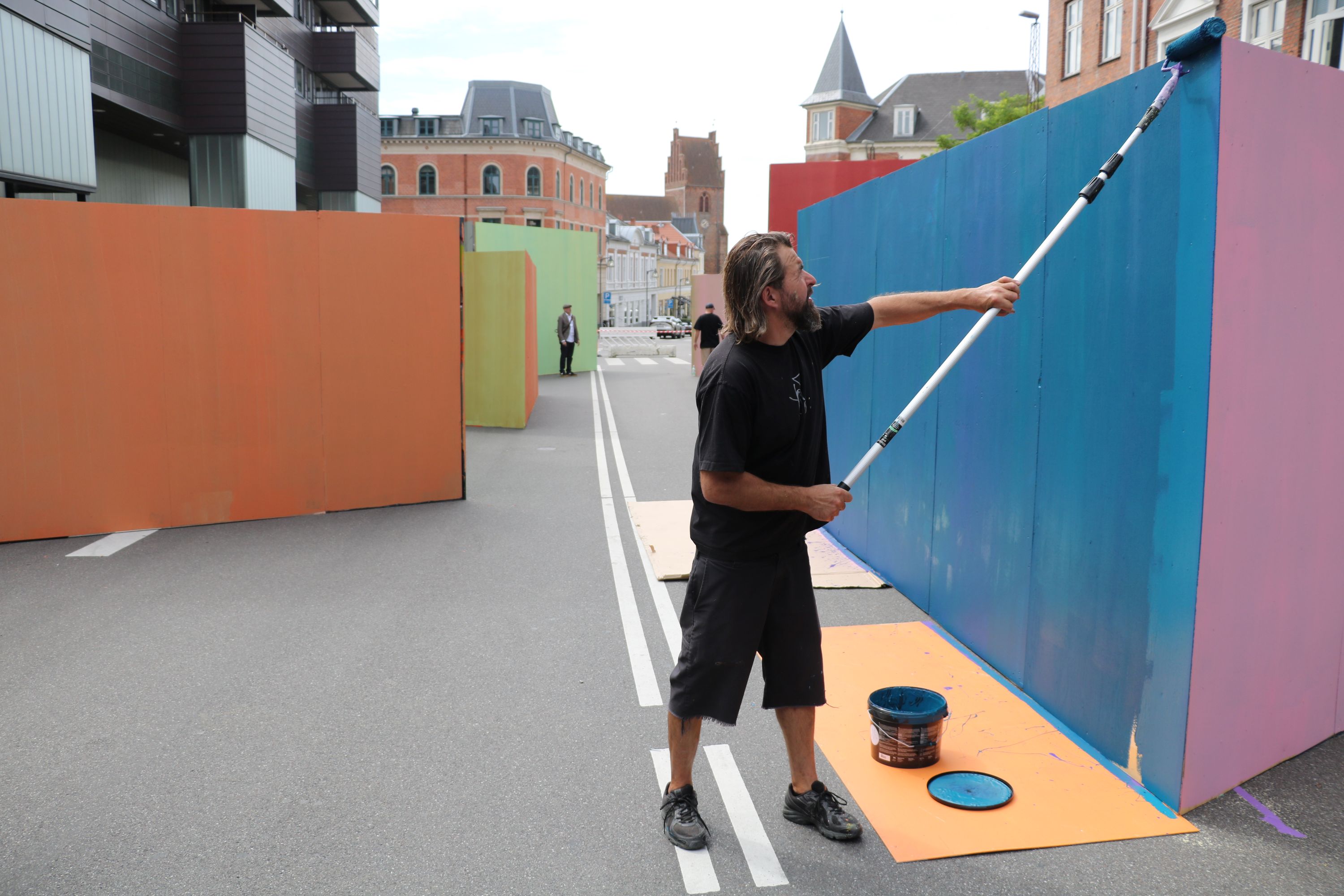 William Hjort - alias SWET - gør fladerne klar til graffitikunst. Foto: John Ringstrøm