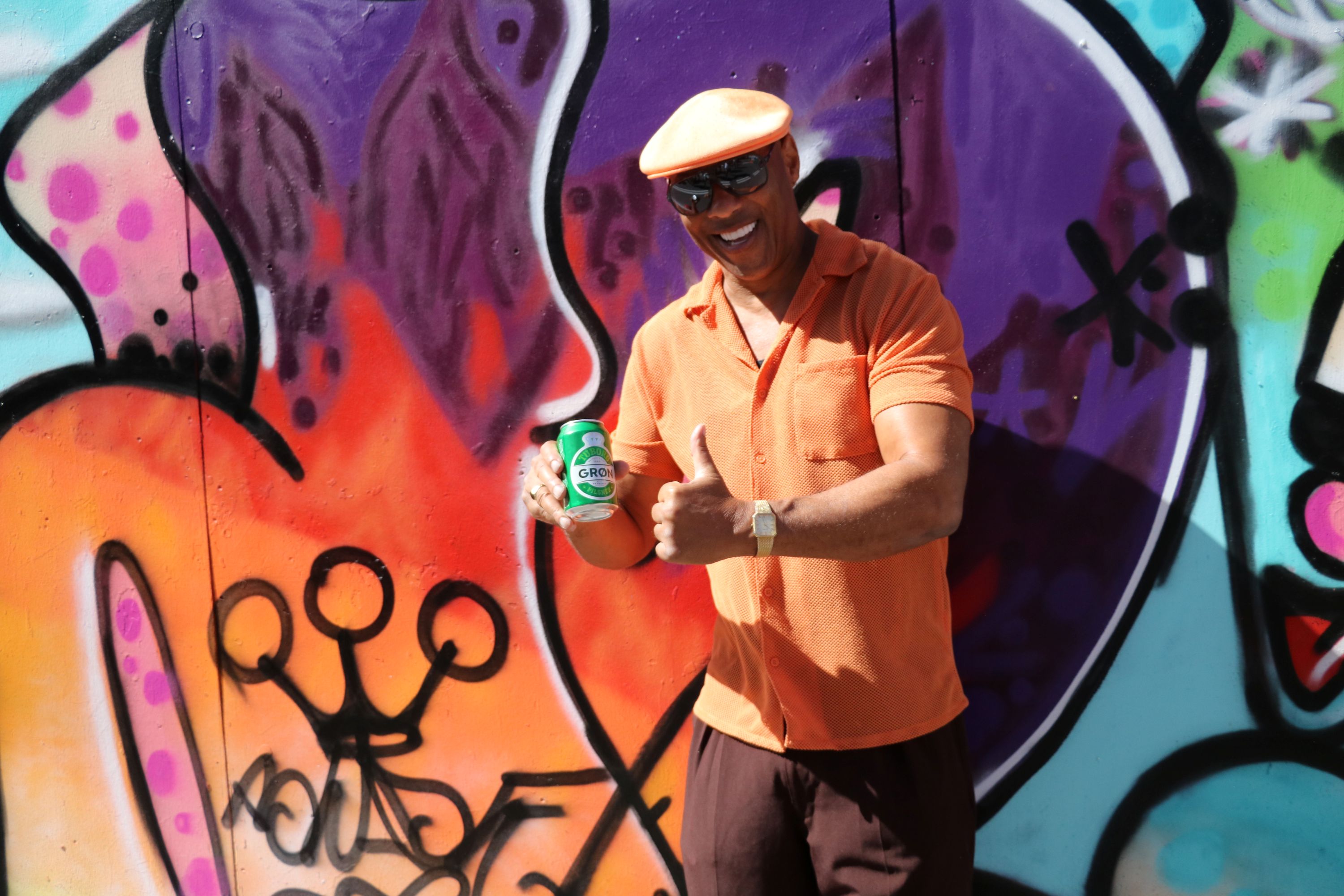 Blade - alias Steven Ogburn - er glad for dansk øl. Her står han foran det graffitiarbejde, han har lavet i Næstved. Foto: John Ringstrøm