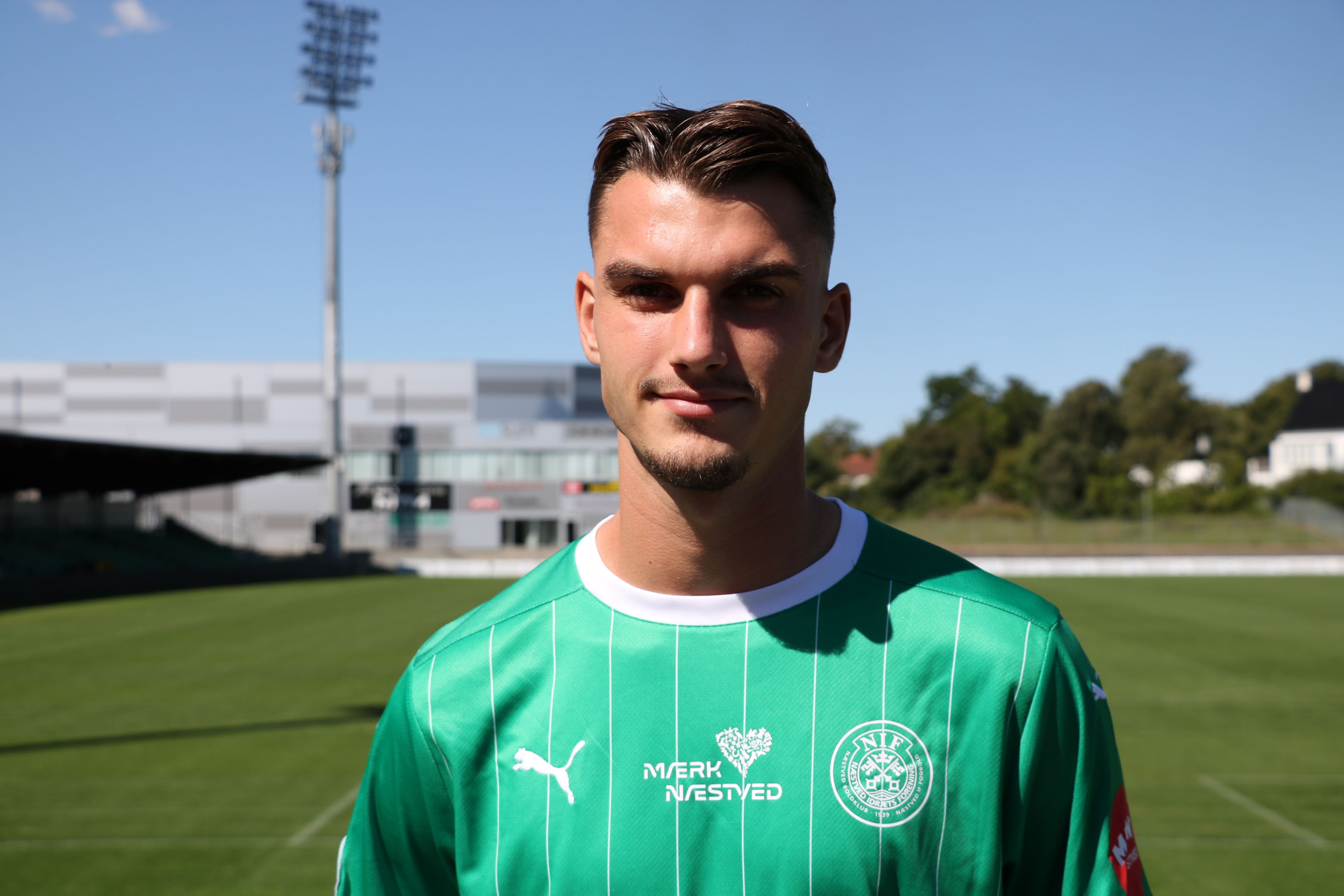 Mathias Andreasen er trukket i den grønne trøje og klar til at tørne ud for Næstved. Foto: John Ringstrøm