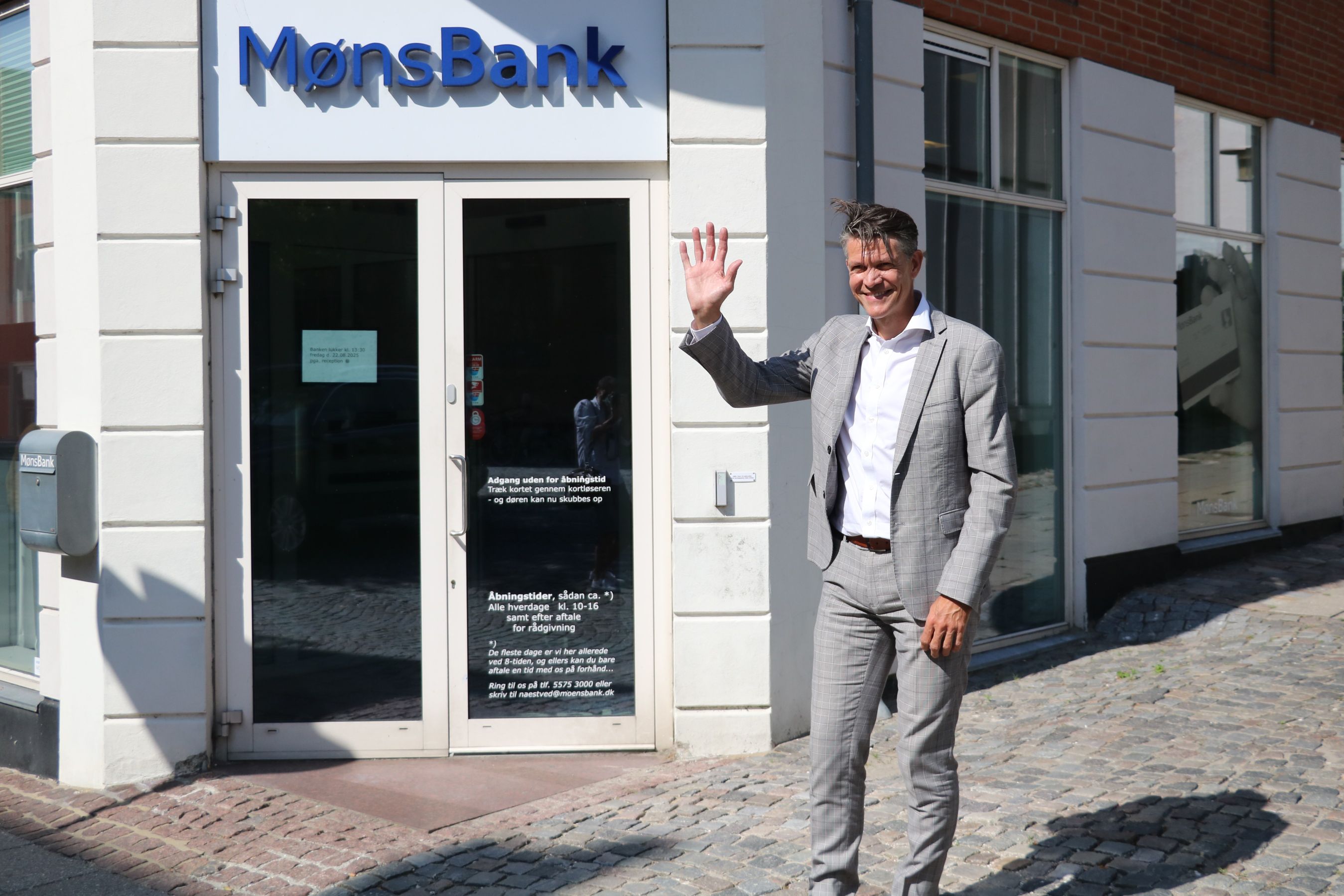 Lars Jørgensen behøver ikke bevæge sig ret meget udenfor banken, før der hilses på ham. Foto: John Ringstrøm