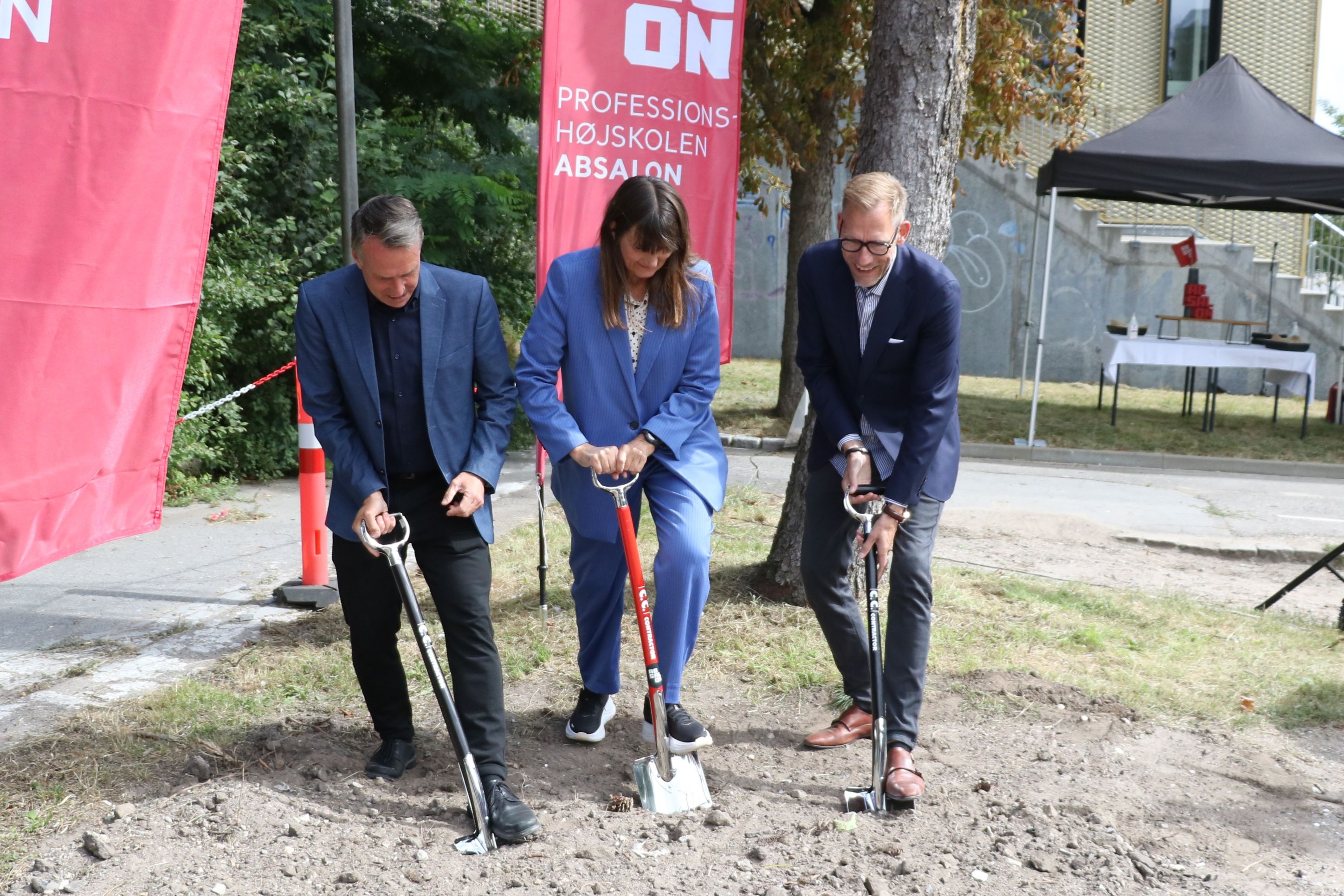Carsten Rasmussen, Camilla Wang og Heino Knudsen har godt greb om spaden. Foto: John Ringstrøm
