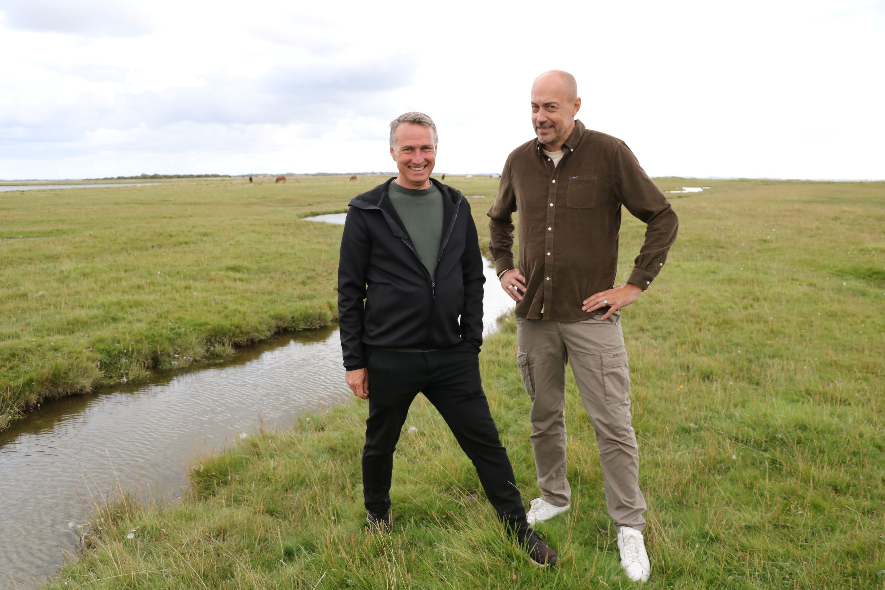 Næstveds borgmester Carsten Rasmussen og miljøminister Magnus Heunicke er begge enige om, at Overdrevet på spidsen af Enø er et unikt sted i Danmark. Foto: John Ringstrøm