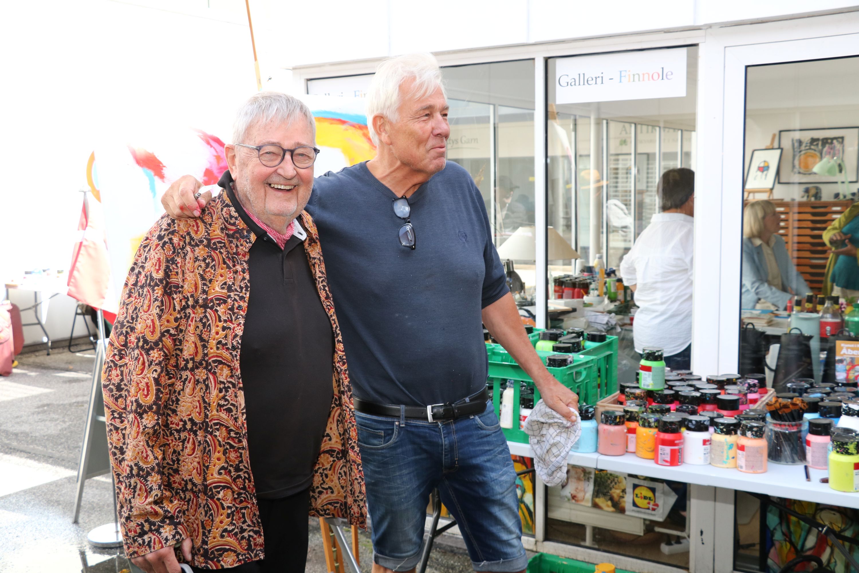 De to stiftere af Galleri Finnole, Ole Ingstrup (t.v.) og Finn Arnesen, var sammen igen til galleriets 7 års fødselsdag lørdag 23. august 2025. Nu driver Arnesen sit eget galleri i Nykøbing Falster. Foto: John Ringstrøm