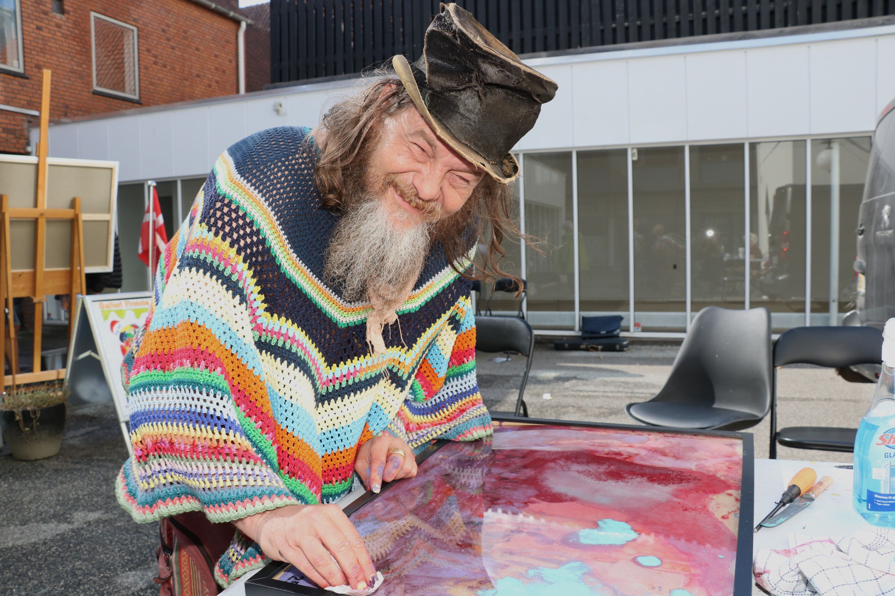 Jonas Tolstrup fra Amager viste sin Hinterglas-kunst frem. Foto: John Ringstrøm