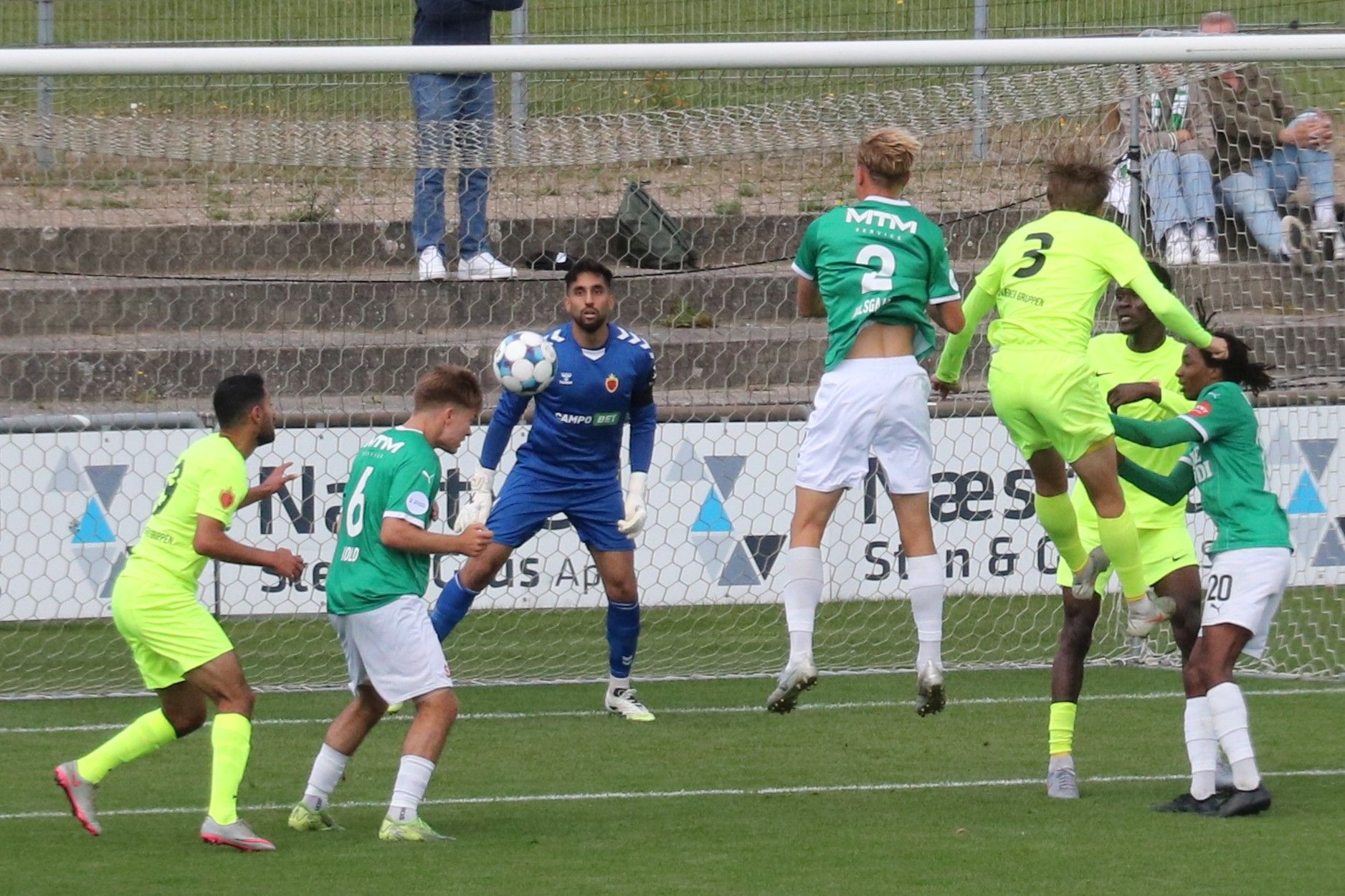 Mohamad Hassan i Ishøj-målet havde en dag på sin gamle hjemmebane, hvor han leverede en feberredning på Frederik Christensens forsøg. Foto: John Ringstrøm