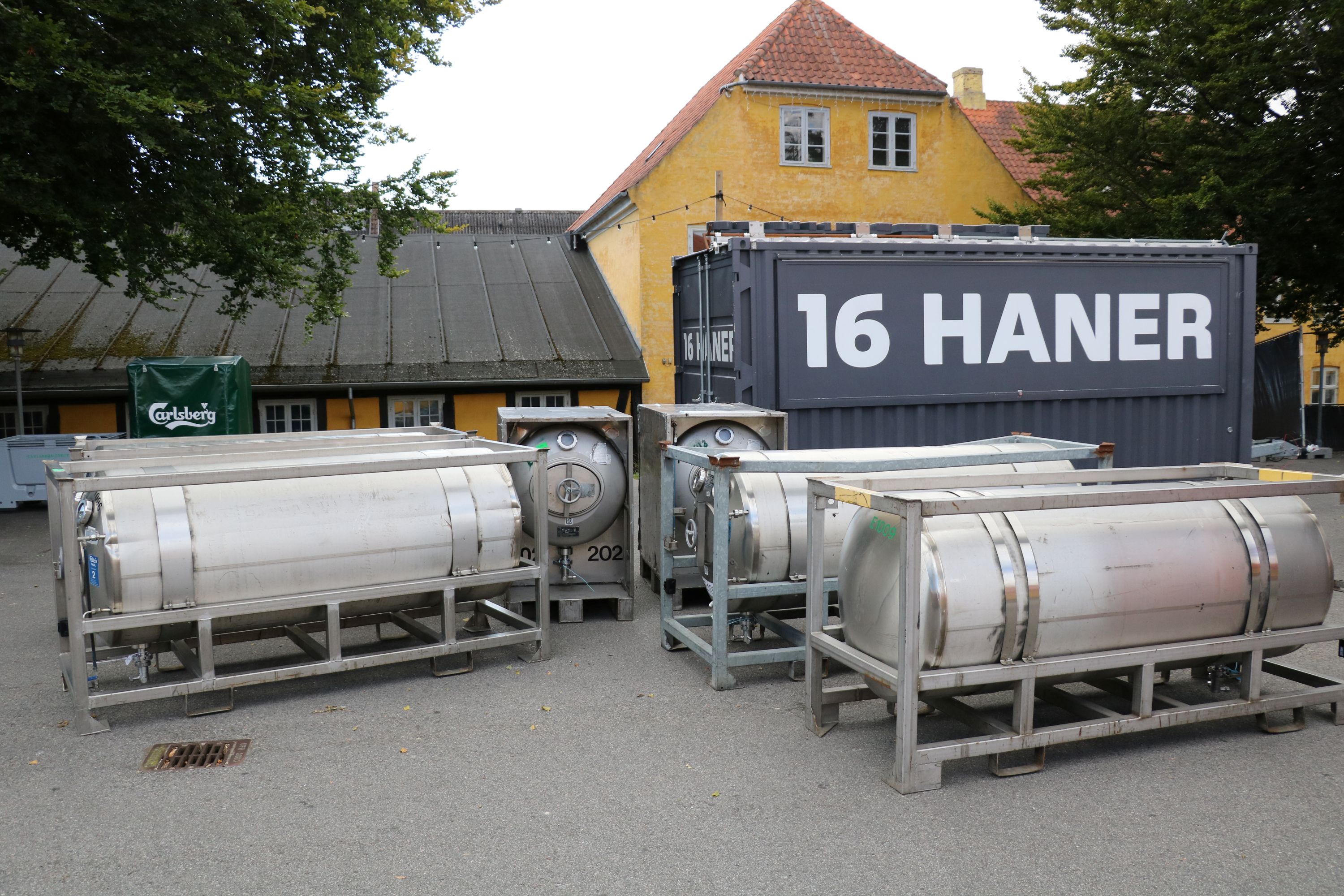 Barsalget er essentielt for metalfesten, så her er fire tanke med hver 1075 liter øl plus to mindre tanke. Der er også øvrigt øl og en drinksbar. Foto: John Ringstrøm