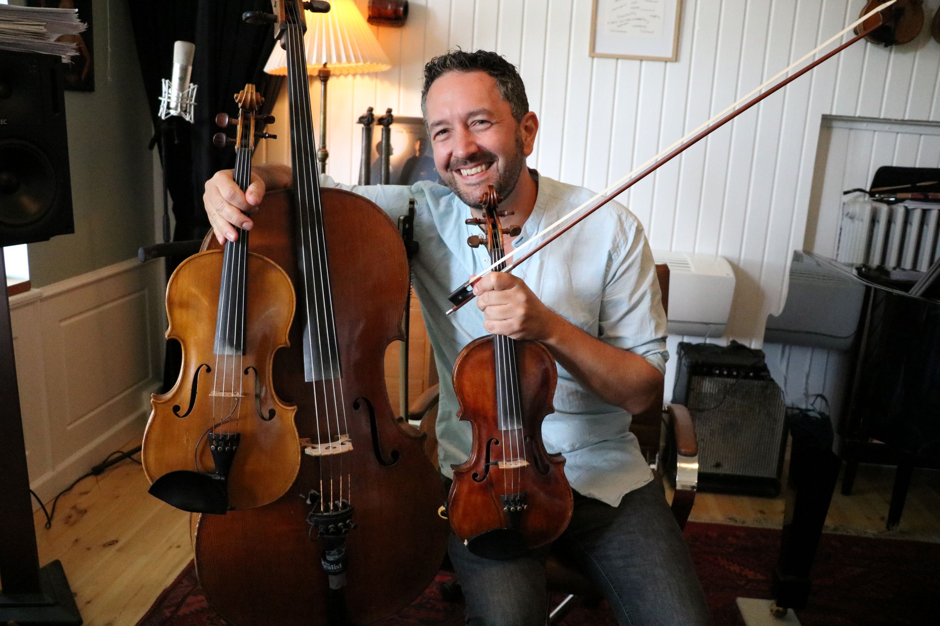 Bjarke Falgren har flere forskellige strygerinstrumenter i sit stude - alt afhængig af hvilken lyd og stemning, han vil have. Foto: John Ringstrøm