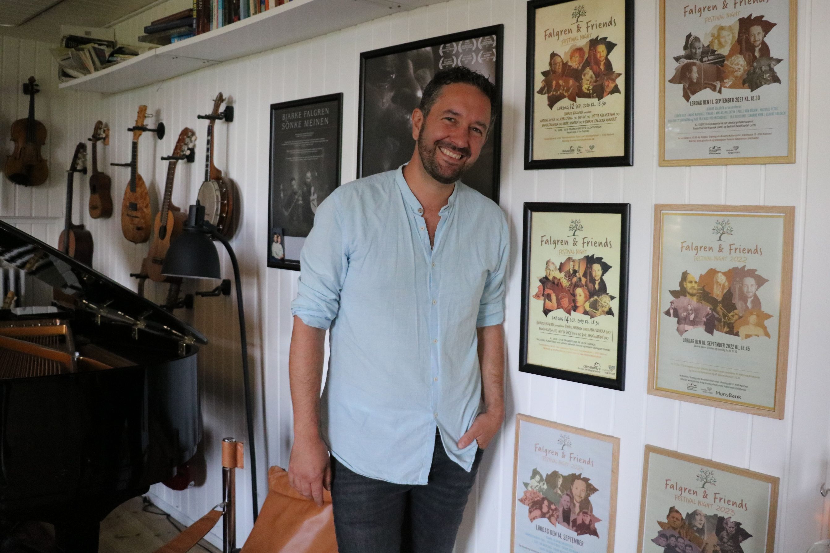Det er blevet en tradition, at Falgren inviterer "Friends" til koncert i Næstved. På væggen hænger plakater fra tidligere koncerter. Foto: John Ringstrøm