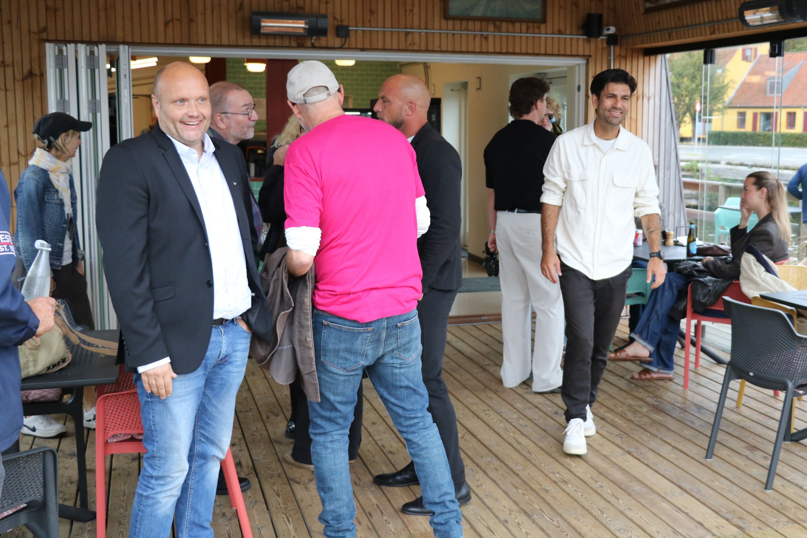 Venstres borgmesterkandidat, Kenneth Sørensen (t.v.) og Kasper Schneider fra Liberal Alliance (lidt gemt i midten) deltog også i Pourkamalis uformelle kampagnestart. Foto: John Ringstrøm