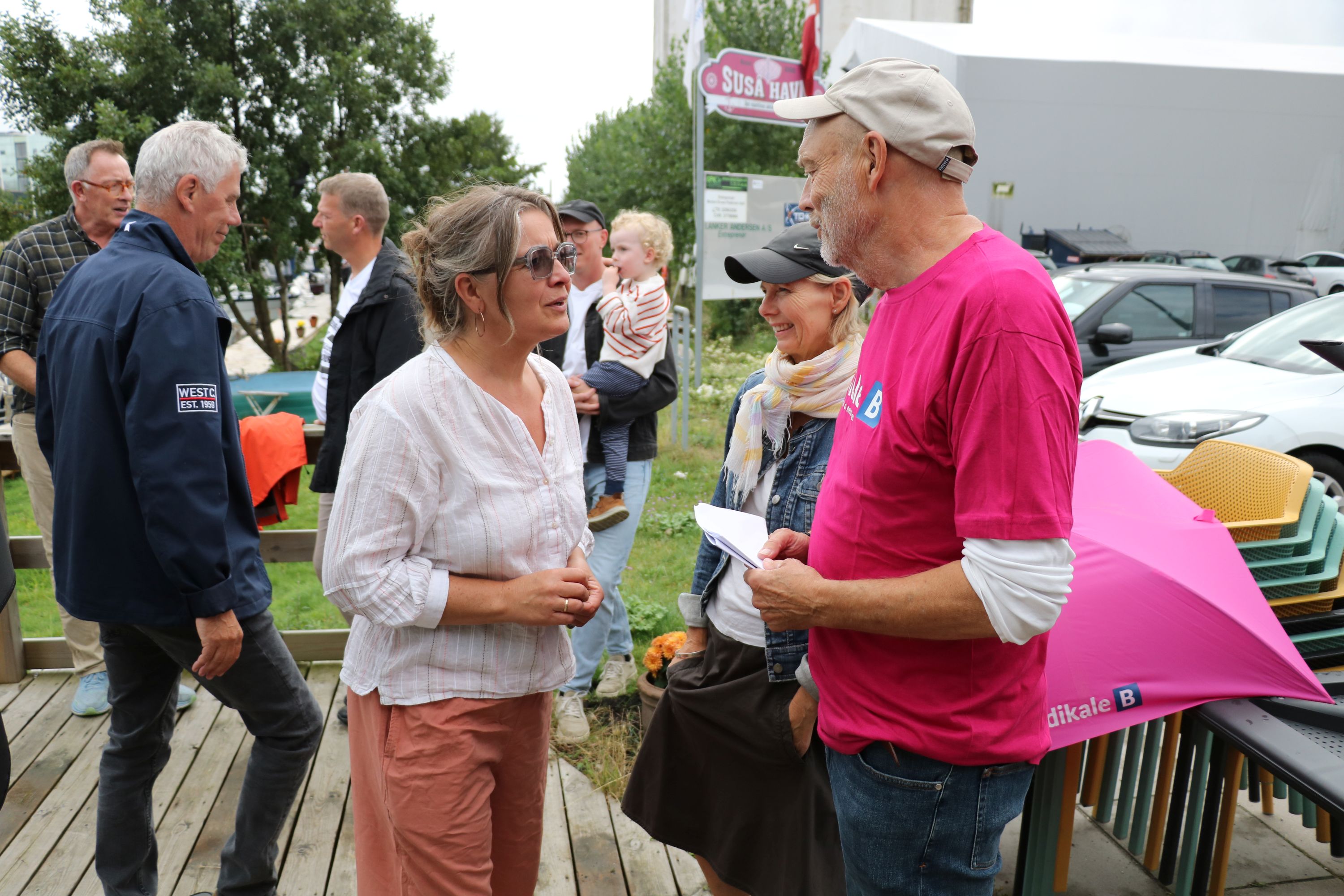 Ulla Britt Simonsen og Radikale Venstres formand i Næstved, Henning Jørgensen, får sig en snak - måske om Jørgensens rap til Pourkamali. Foto: John Ringstrøm