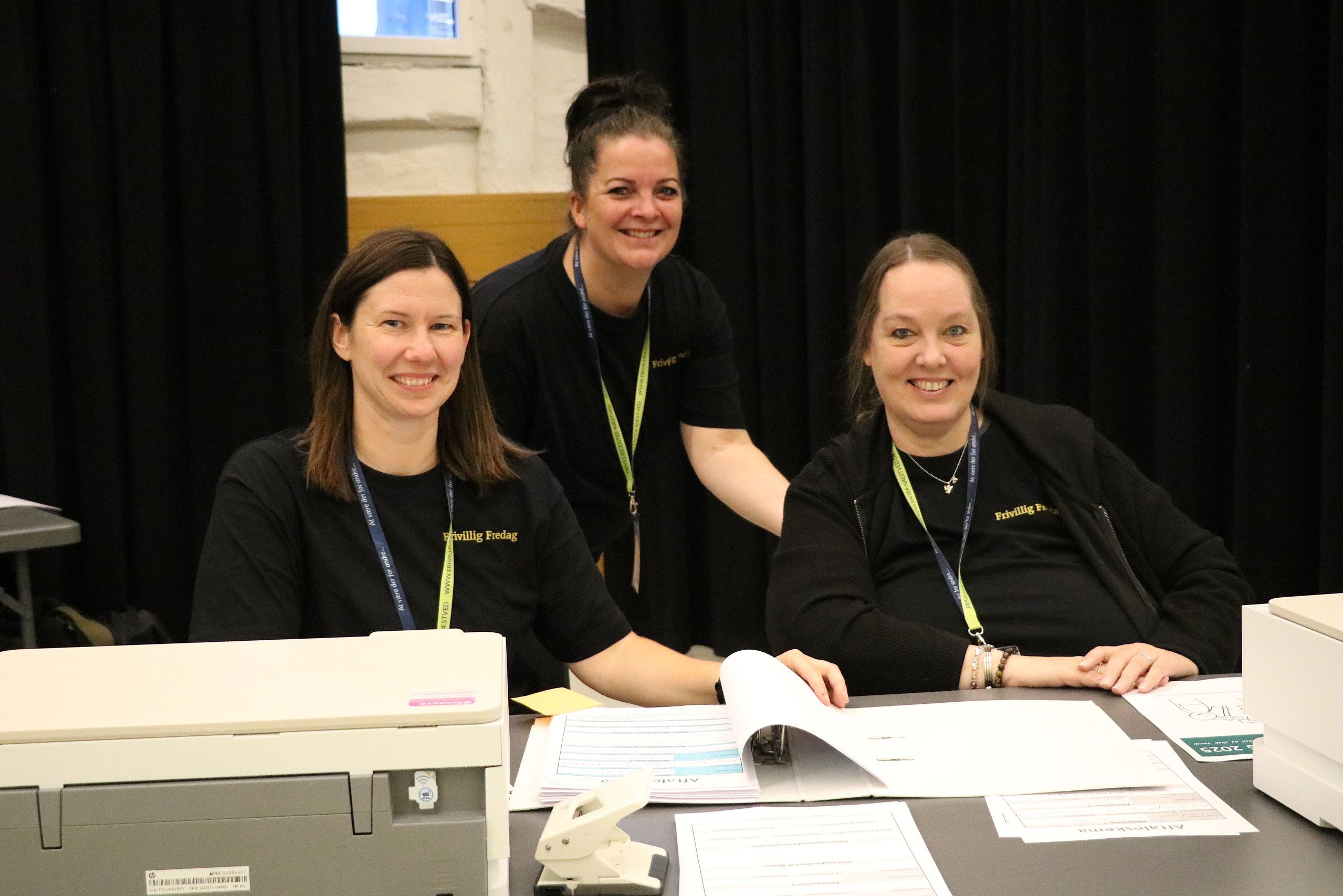 Betina Tue Rasmussen fra Frivilligcentret, Mie Majgaard fra Næstved Sundhedscenter og Heydi Baltzer (th) fra Næstved Frivilligråd indsamlede aftalerne. Foto: John Ringstrøm