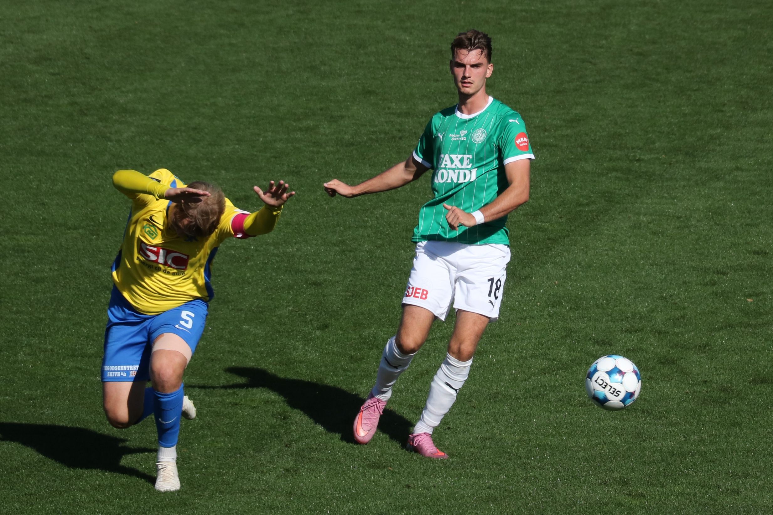 Mathias Andreasen (th) gjorde det til 1-0 for Næstved og har nu scoret i to kampe i træk. Foto: John Ringstrøm