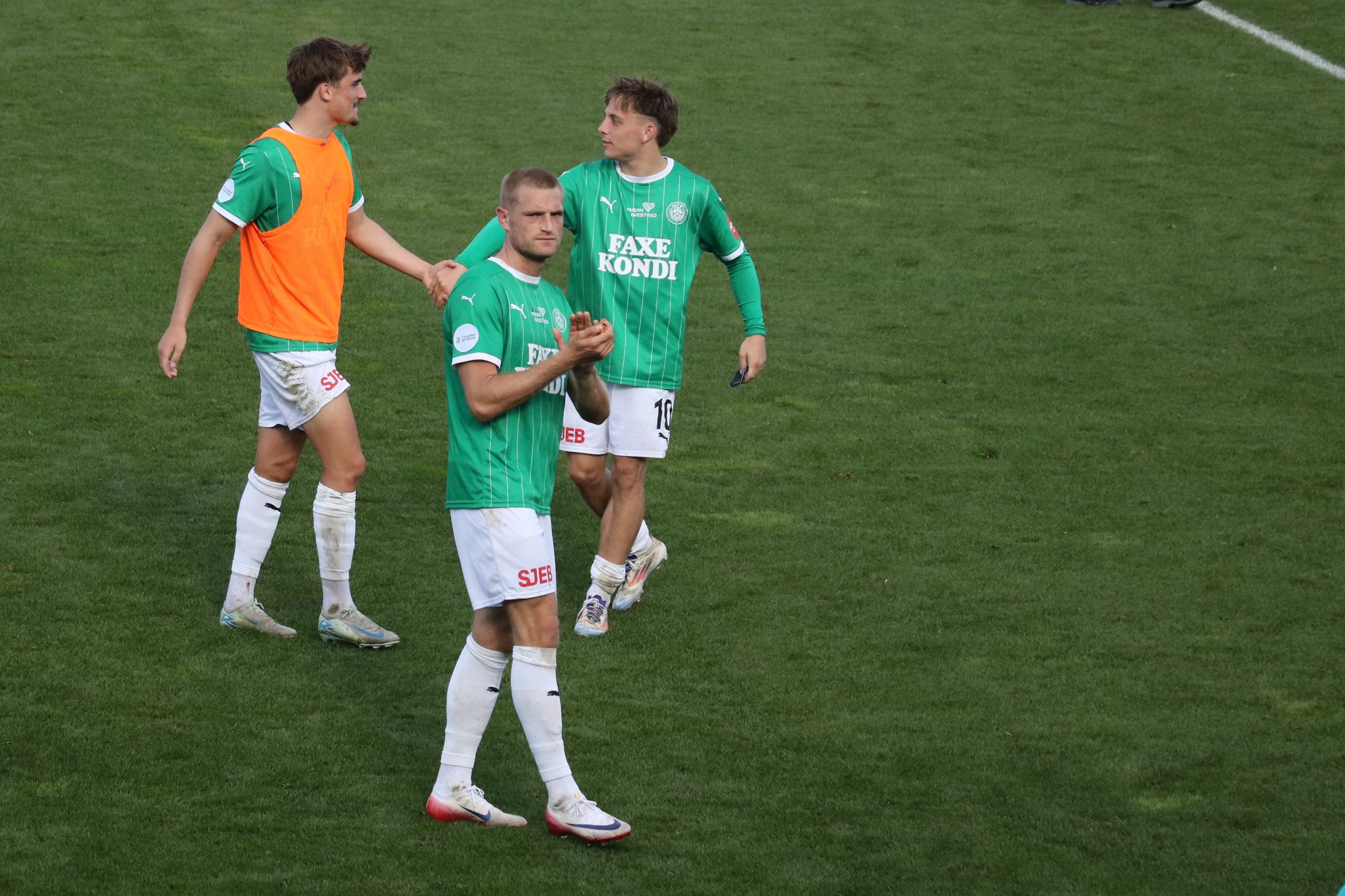 Frederik Christensen (forrest) og Christian Friedrich (med orange vest) har i denne uge forlænget deres aftaler med Næstved. Foto: John Ringstrøm