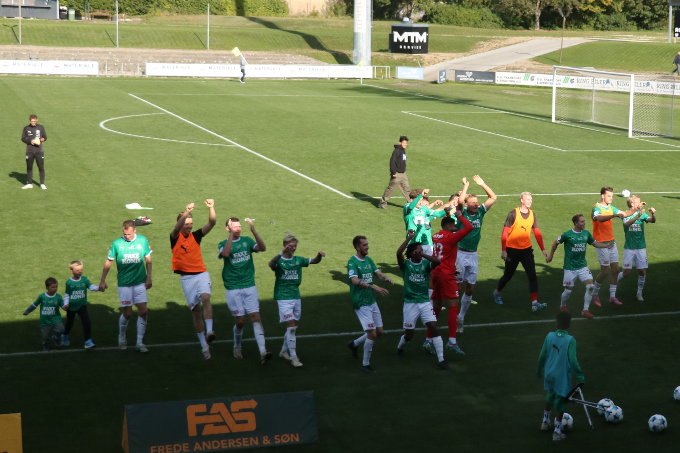 Næstved-spillerne takker publikum efter sejren er i hus. Foto: John Ringstrøm