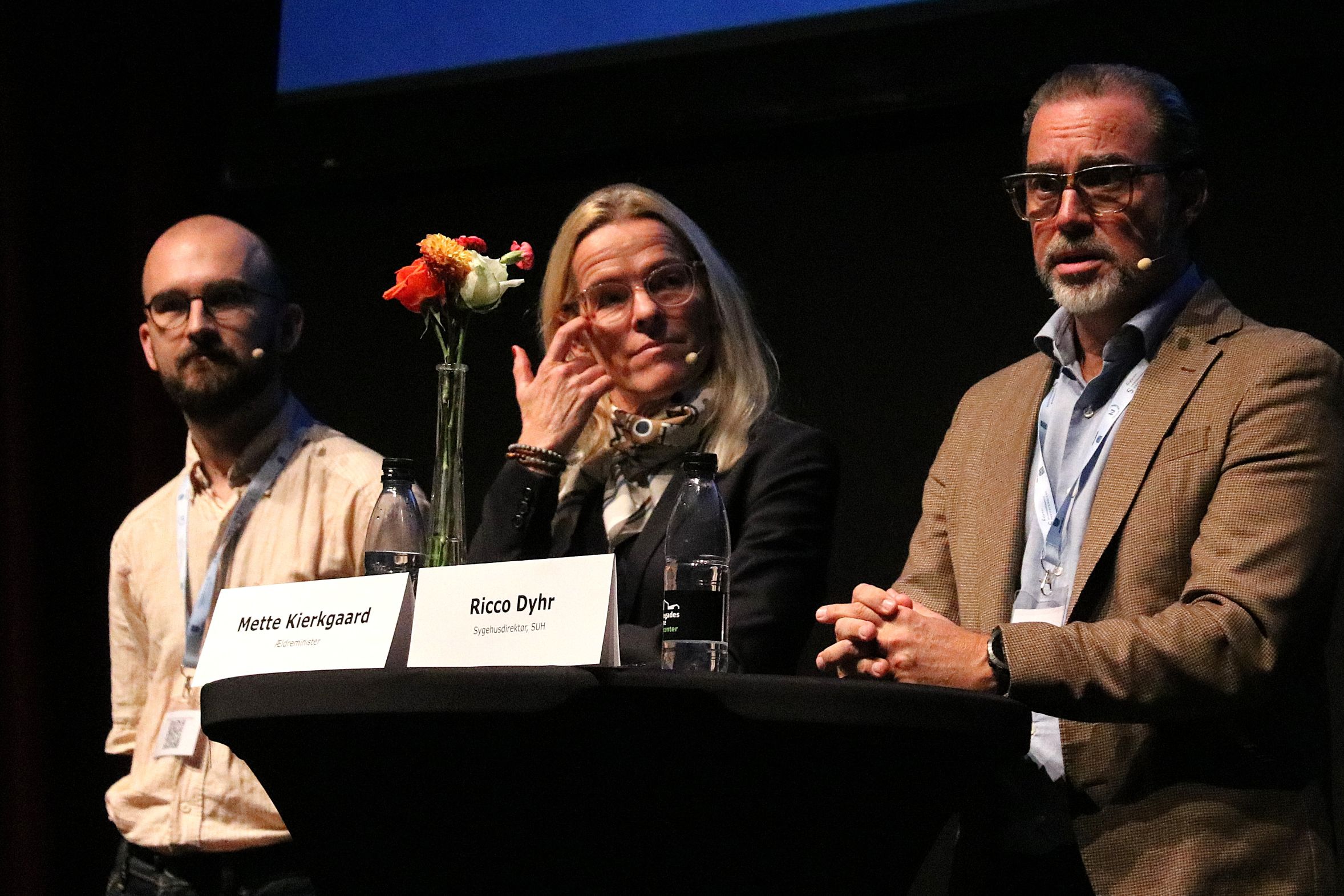 Ældreminister Mette Kierkgaard omgivet af Julius Breitenstein, designmanager i Teton AI, og sygehusdirektør for Sjællands Universitetshospital Ricco Dyhr (th). Foto: John Ringstrøm