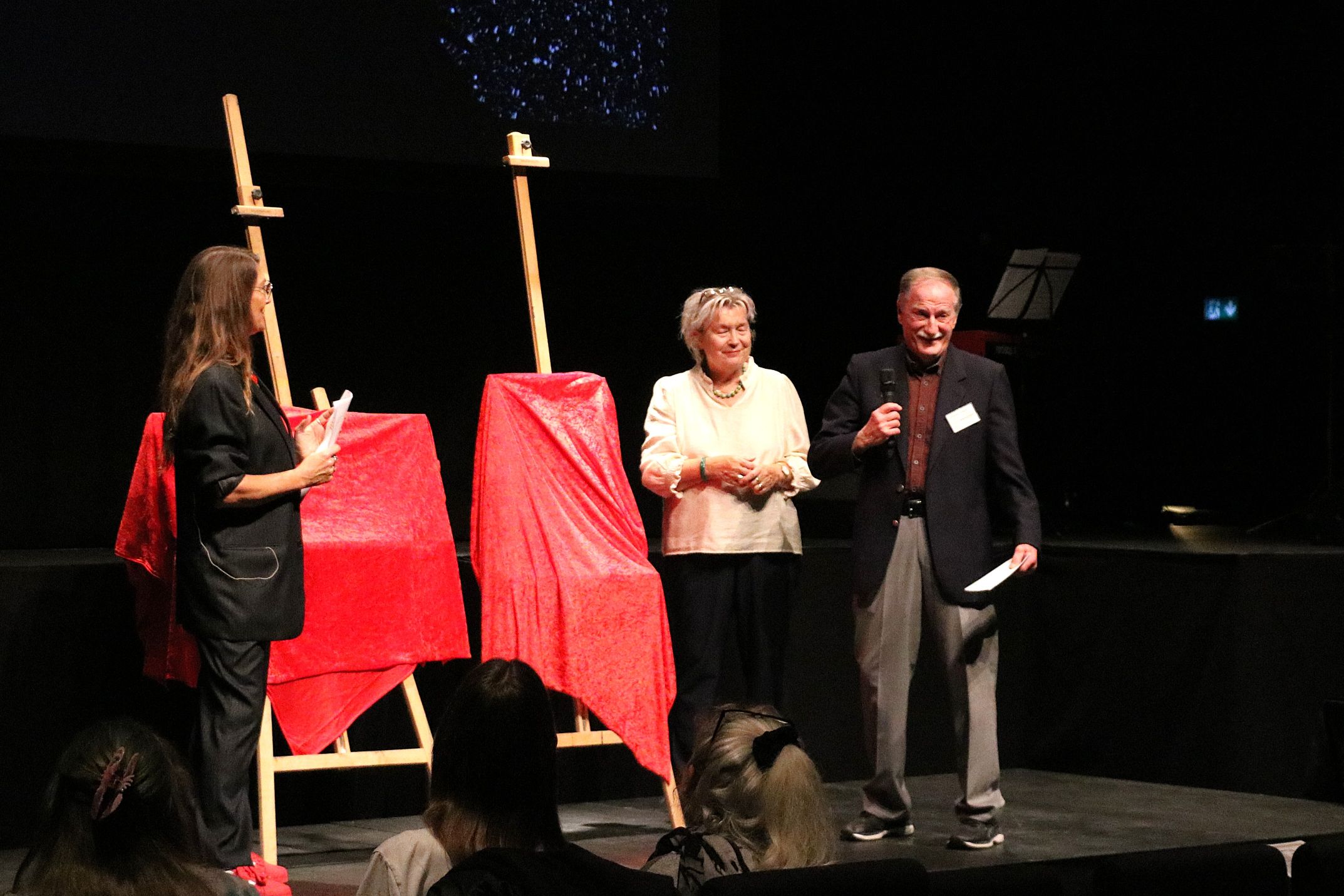 Sidste års vindere, Gitte Edelgaard fra Svenstrup Efterskole og Flemming Lindegaard fra Senior Erhverv Sydsjælland, får en snak med Charlotte Roest på scenen. Foto: John Ringstrøm