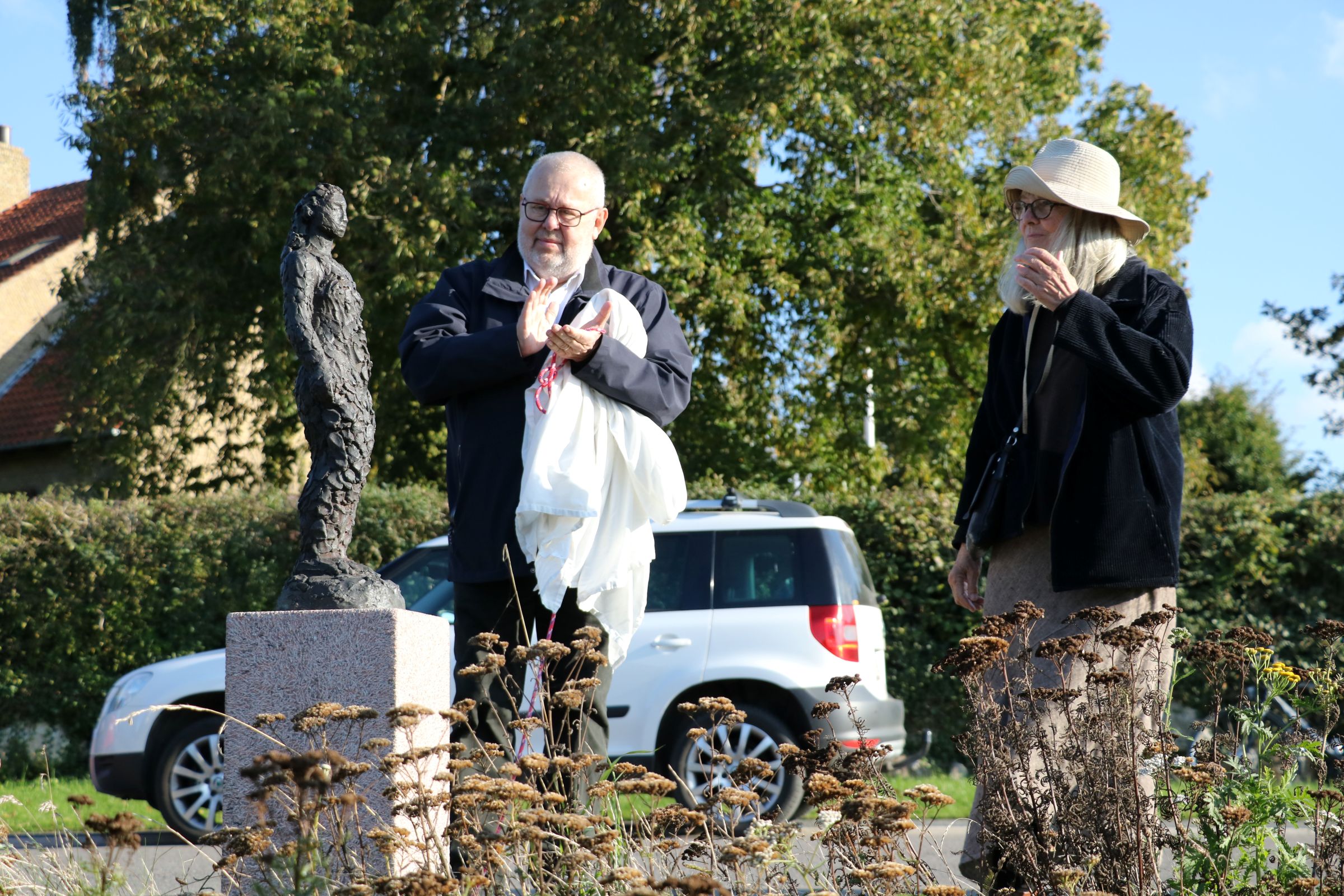 Formand for Næstved Havn, Torben Johansen, har netop løftet sløret for Lisbeth Nielsens "Maria". Foto: John Ringstrøm