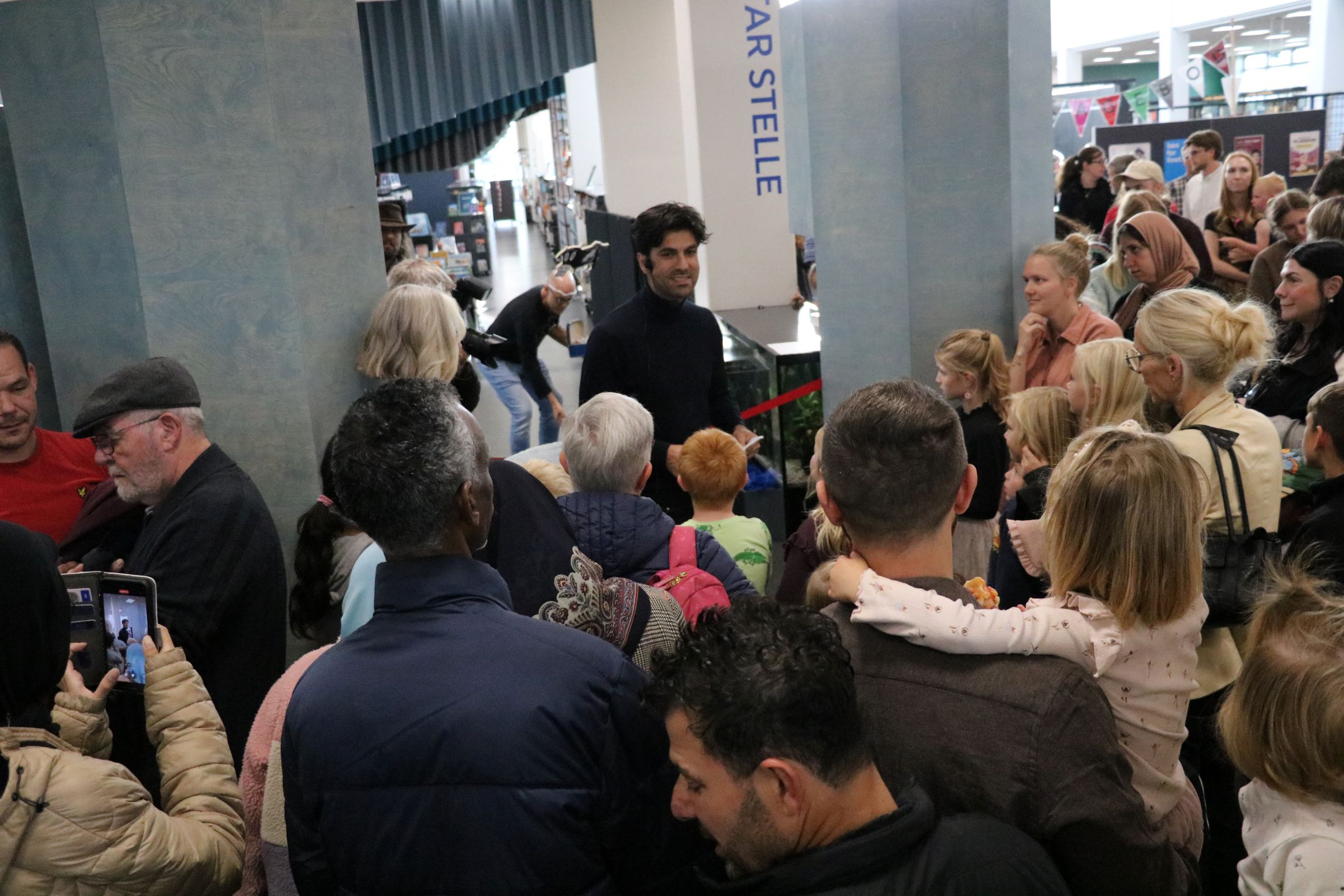Andreas Pourkamali klippede den røde snor og ind væltede det med børn og voksne. Foto: John Ringstrøm