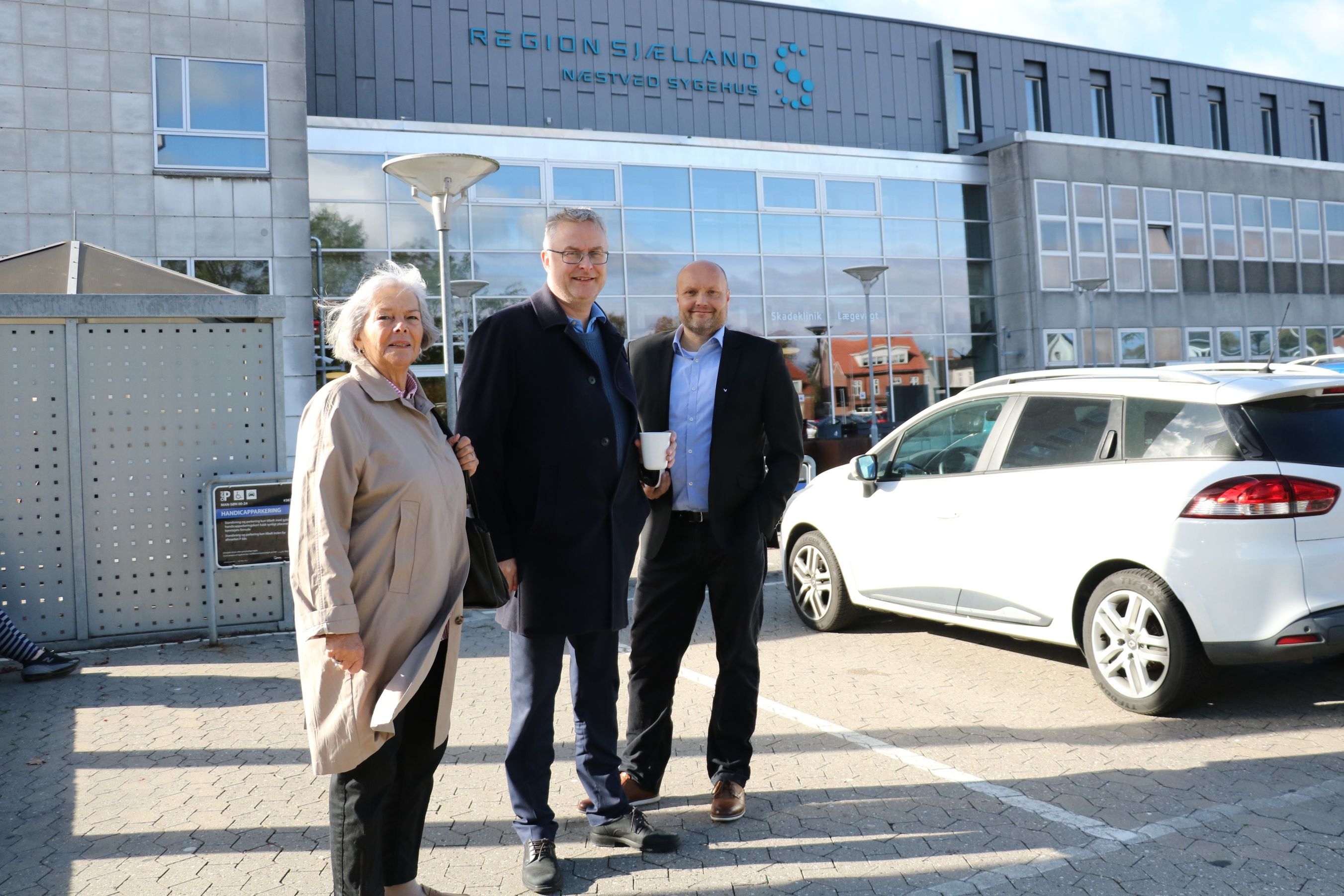 Kirsten Devantier, Jacob Jensen og Kenneth Sørensen foran Næstved Sygehus. Foto: John Ringstrøm