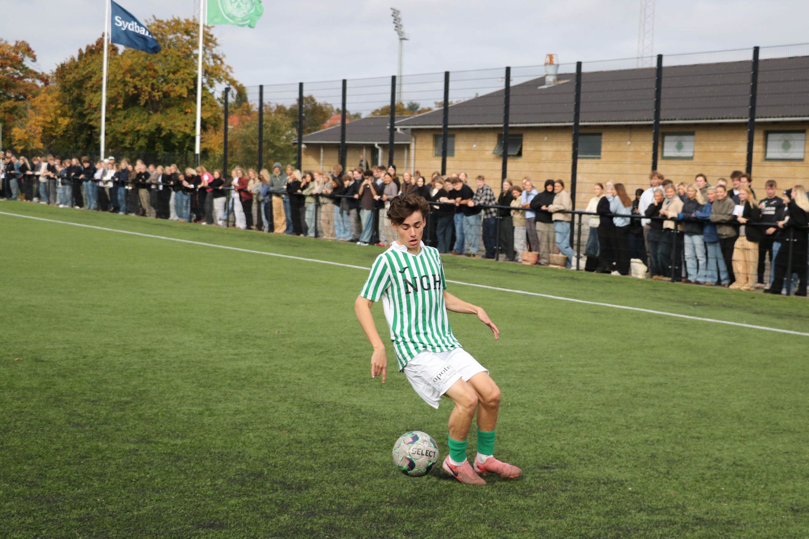 Masser af elever var samlet for at se kampene på NIFs baner. Foto: John Ringstrøm