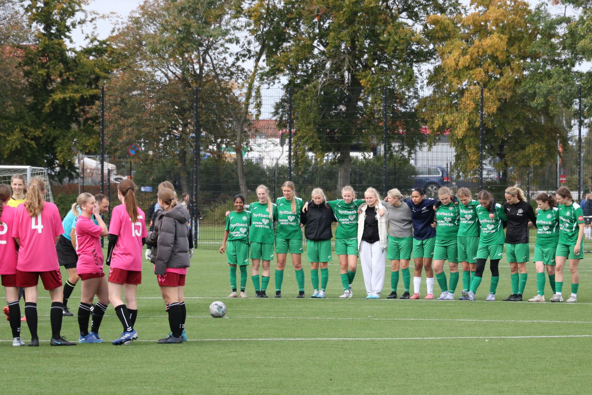 Næstveds piger inden kampen mod Munkensdam. Foto: John Ringstrøm