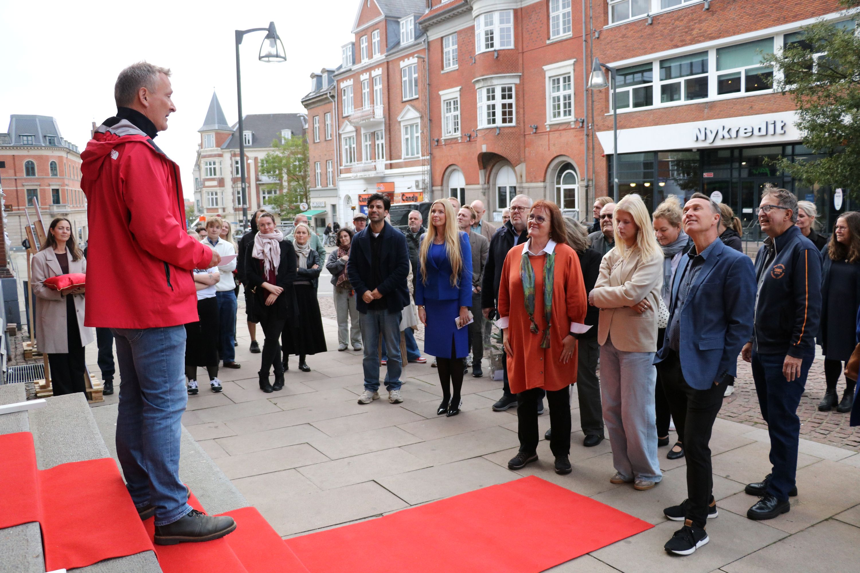 Lars Hoppe Søe bød velkommen og klippede den røde snor til de unges nye hus i Næstved. Foto: John Ringstrøm
