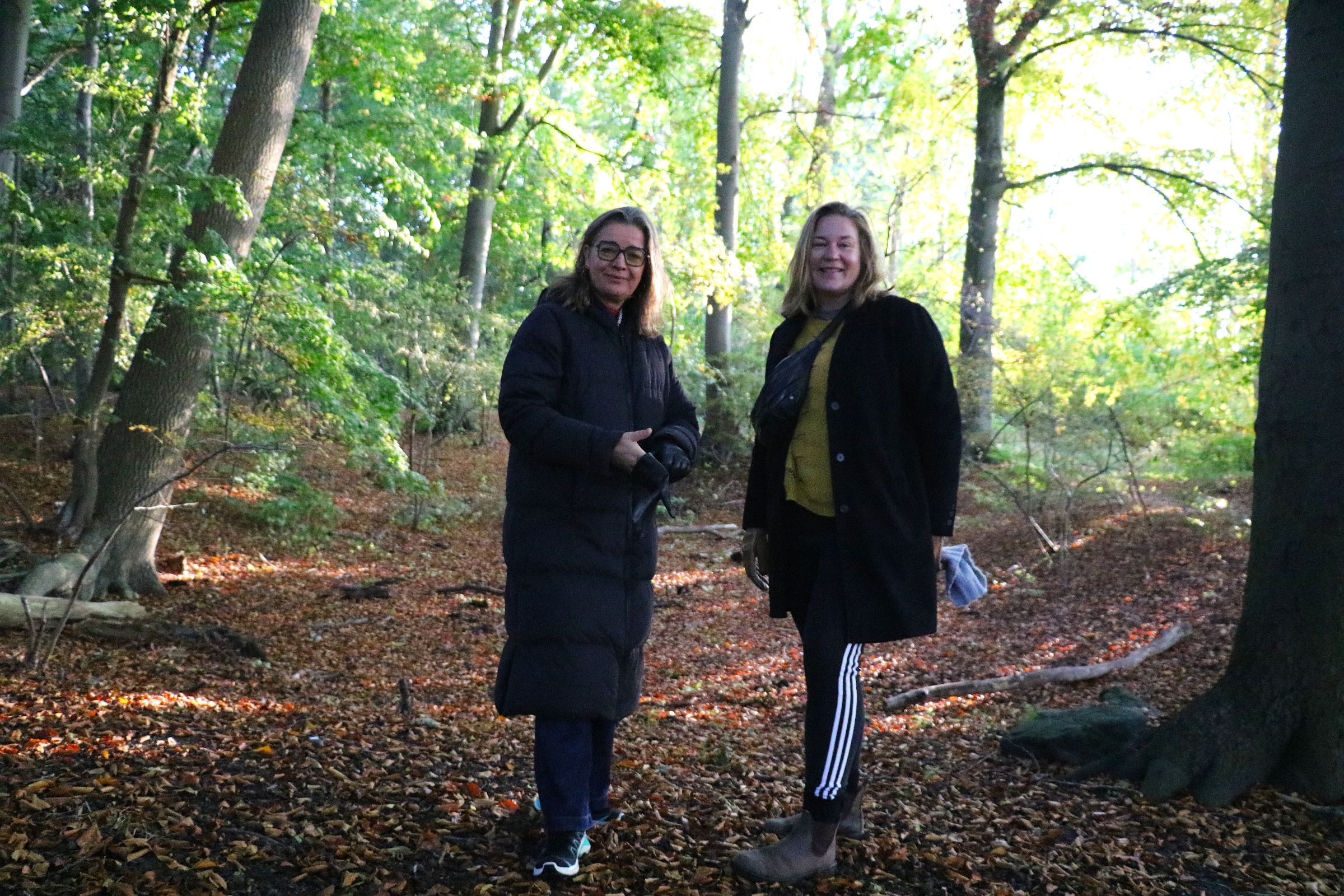 Ulla Britt Simonsen og Hanne Heunicke (th) byder indenfor i skoven til Omsorg lørdag kl. 16. Foto: John Ringstrøm