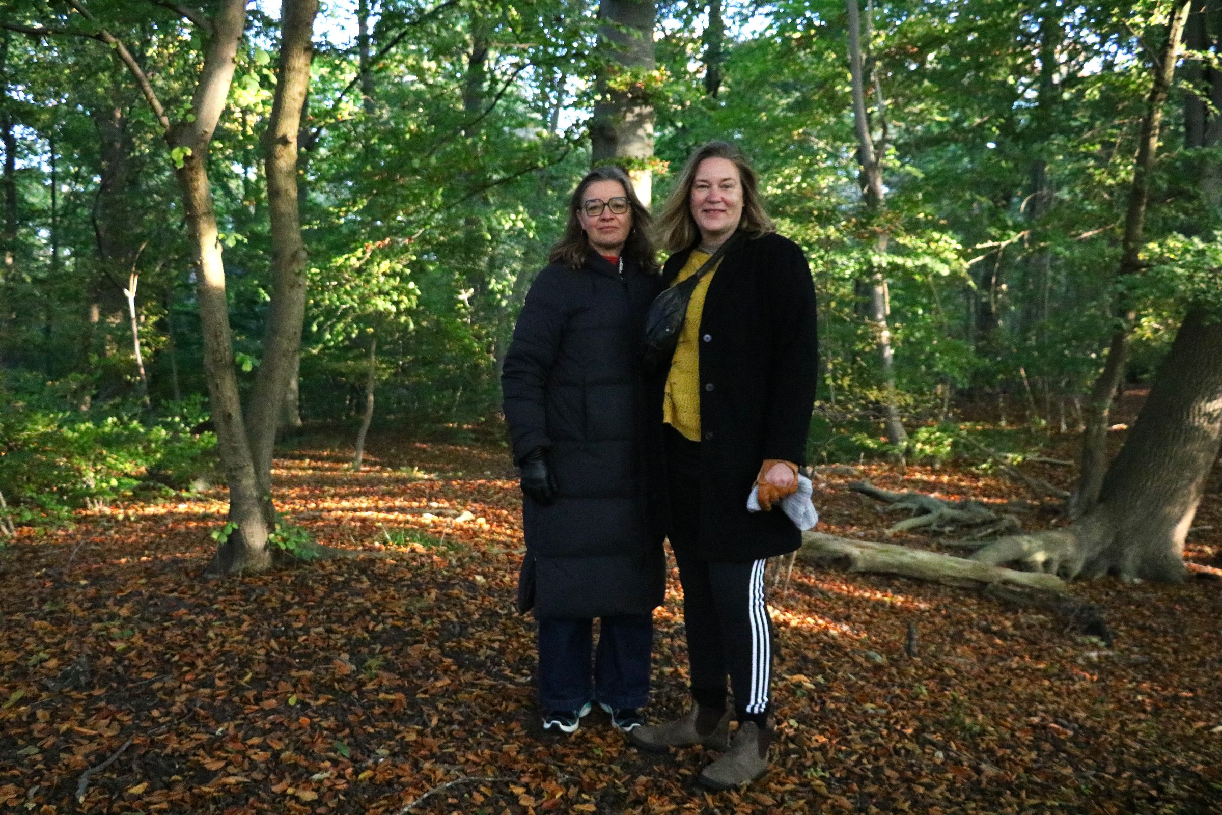 Ulla Britt Simonsen (t.v.) og Hanne Heunicke står nogenlunde lige på det spot, UIla Britts keyboard skal placeres. Foto: John Ringstrøm