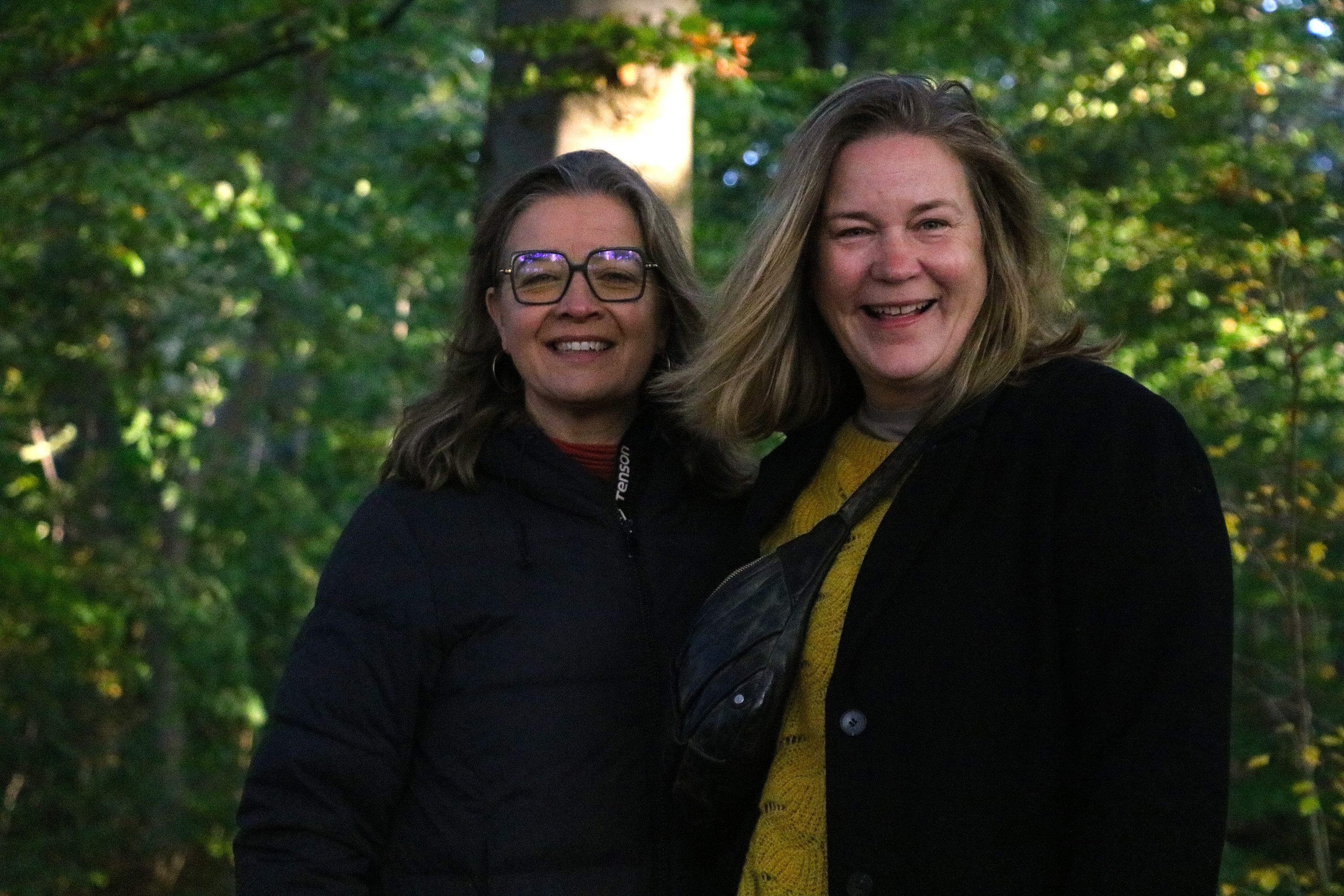 Ulla Britt Simonsen og Hanne Heunicke kan ikke lade være med at lave projekter. Nu er det tredje år i træk, de arrangerer OMsorg. Foto: John Ringstrøm