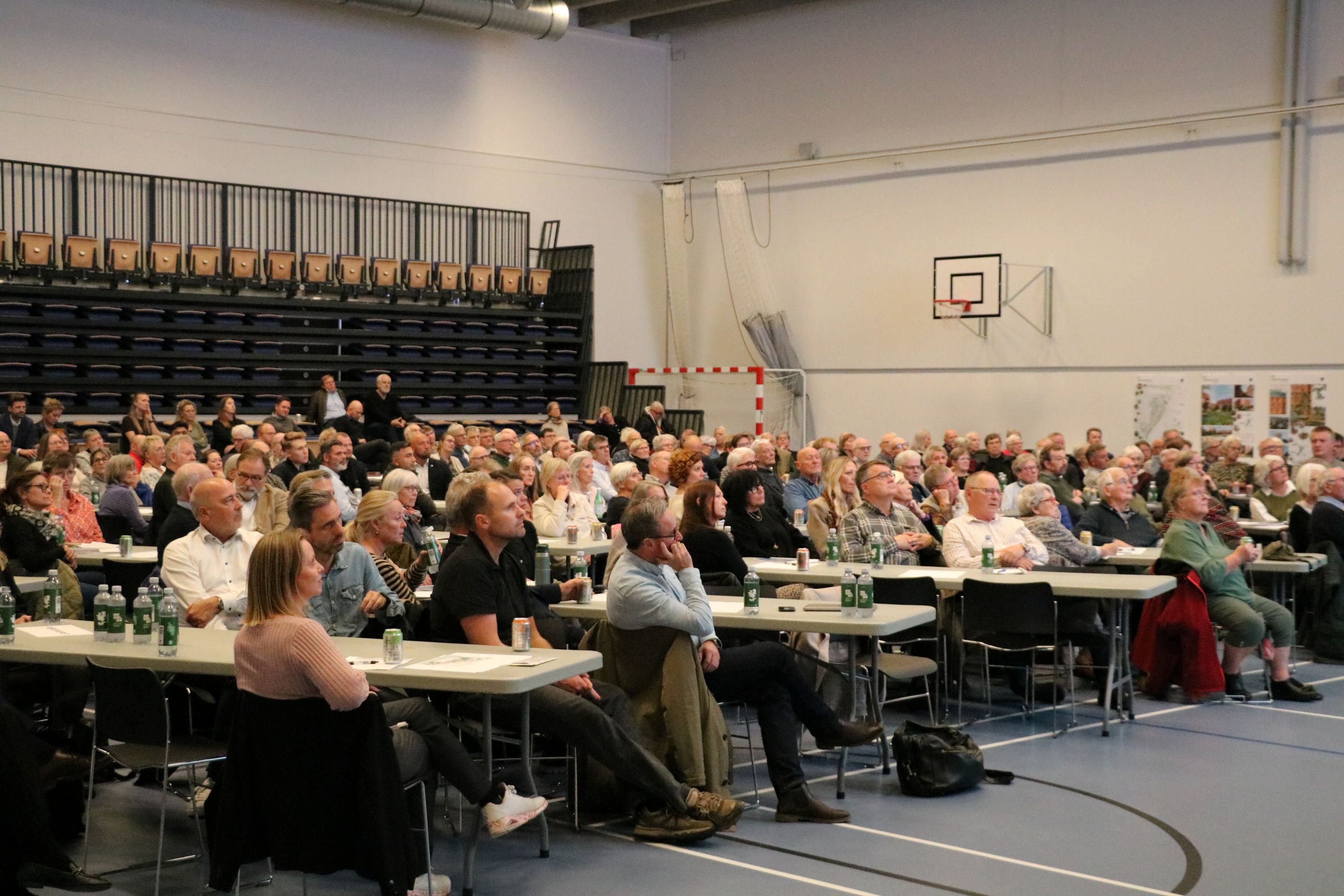 Over 230 havde fundet vej til borgermødet på VUC tirsdag aften. Foto: John Ringstrøm
