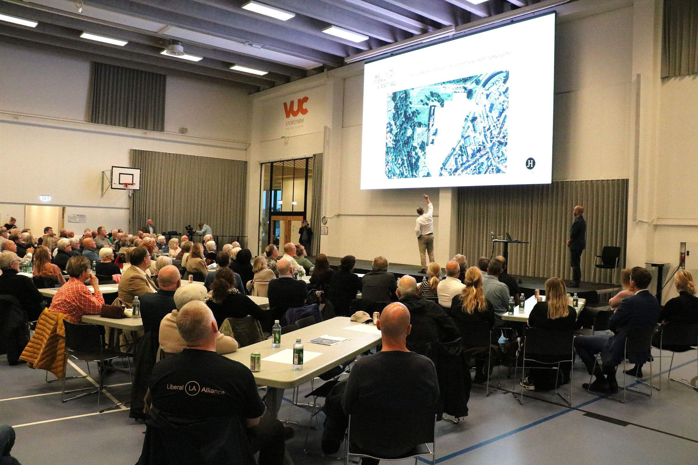 Nicolai Hartmann præsenterer sit projekt i Rådmandshaven. Foto: John Ringstrøm