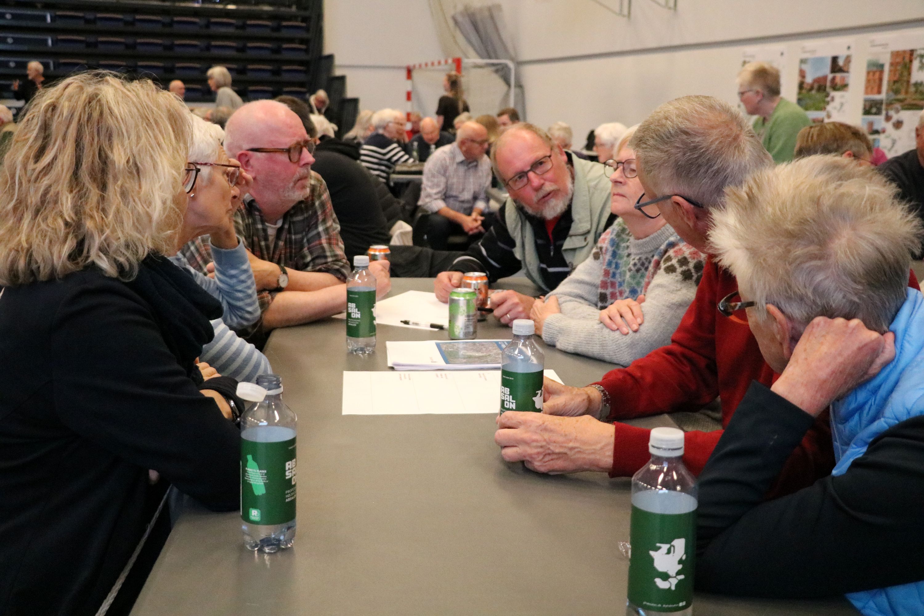 Der blev debatteret lystigt ved bordene. Foto: John Ringstrøm