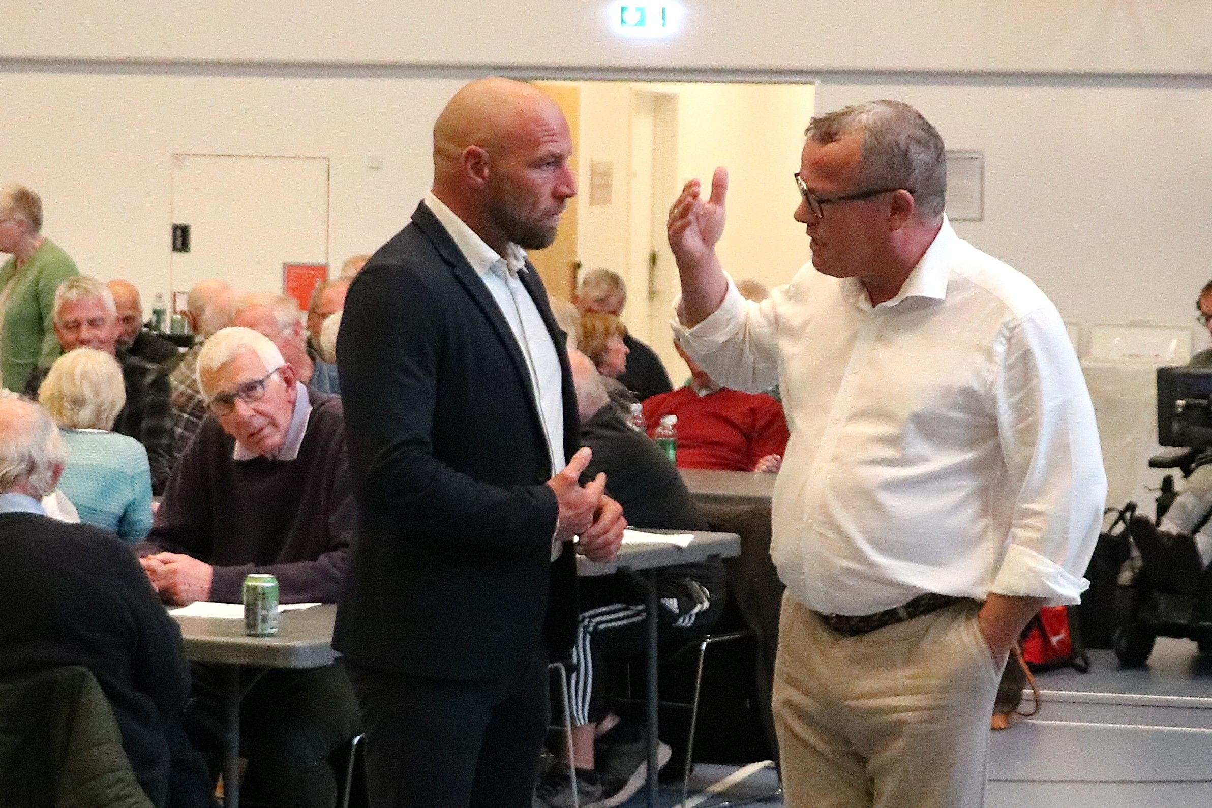 Nicolai Hartmann (th) og Næstved Kommune må tilbage til tegnebrættet for at lave en ny lokalplan. Her er han i samtale med LA's byrådsmedlem, Kasper Schneider. Foto: John Ringstrøm
