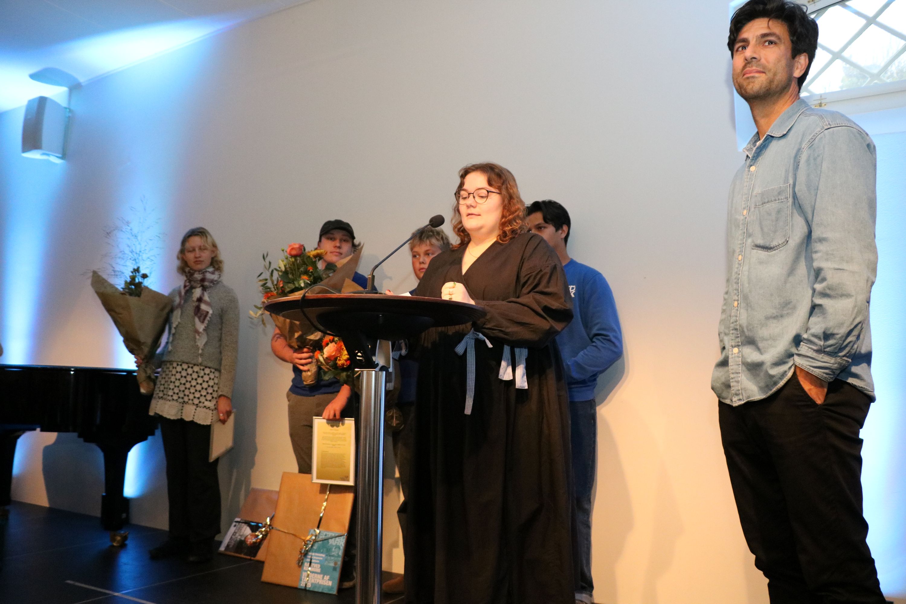 Anna Michaelsen holder en flot tale efter, hun har modtaget anerkendelsesprisen for sit skrivetalent. Foto: John Ringstrøm