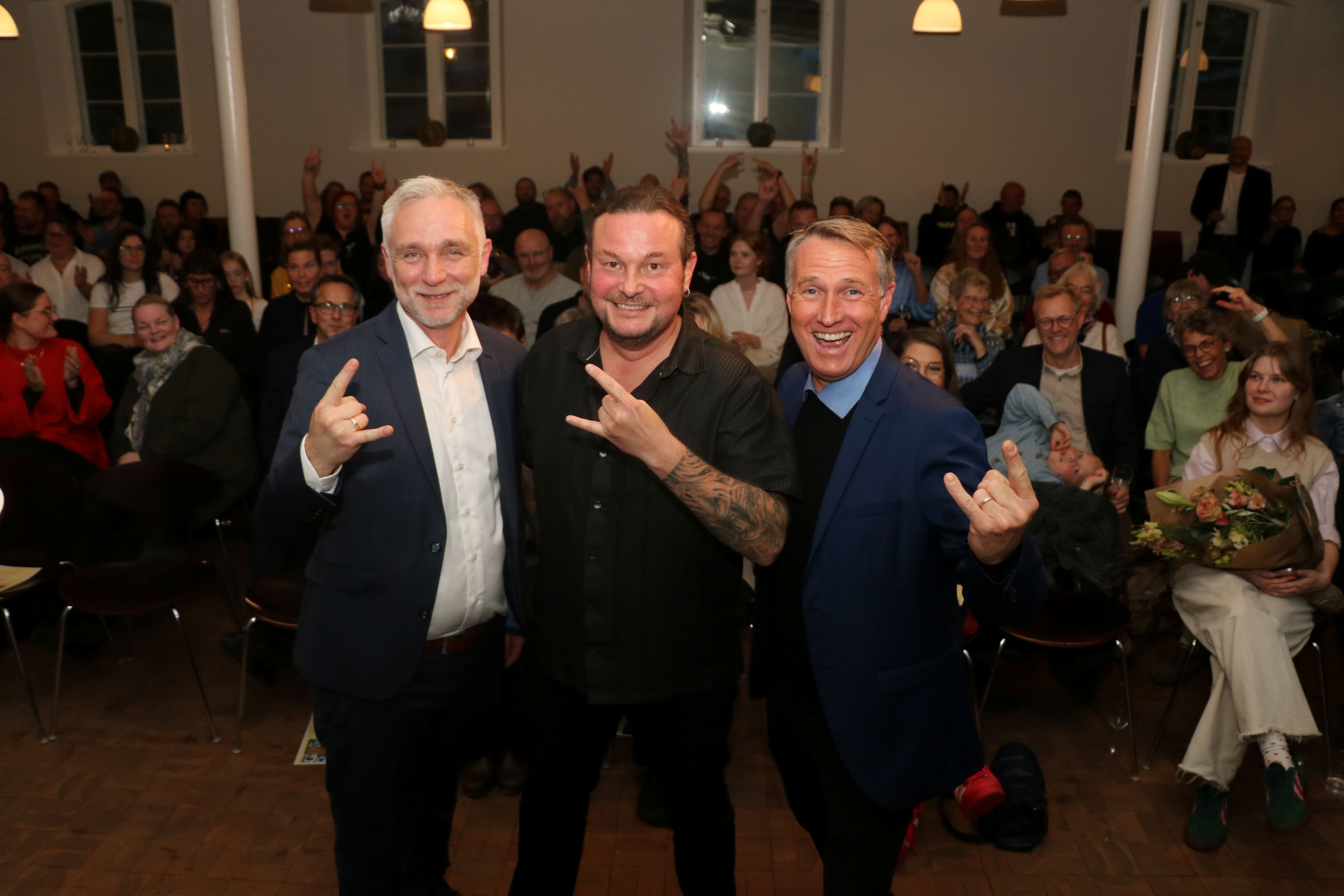 Sidste år gik Grundtvig-Marieprisen til Michael Hvolgaard Andersen, der her er omgivet af Morten Berg fra AL Sydbank/Trelleborg Fonden og daværende borgmester Carsten Rasmussen. Foto: John Ringstrøm