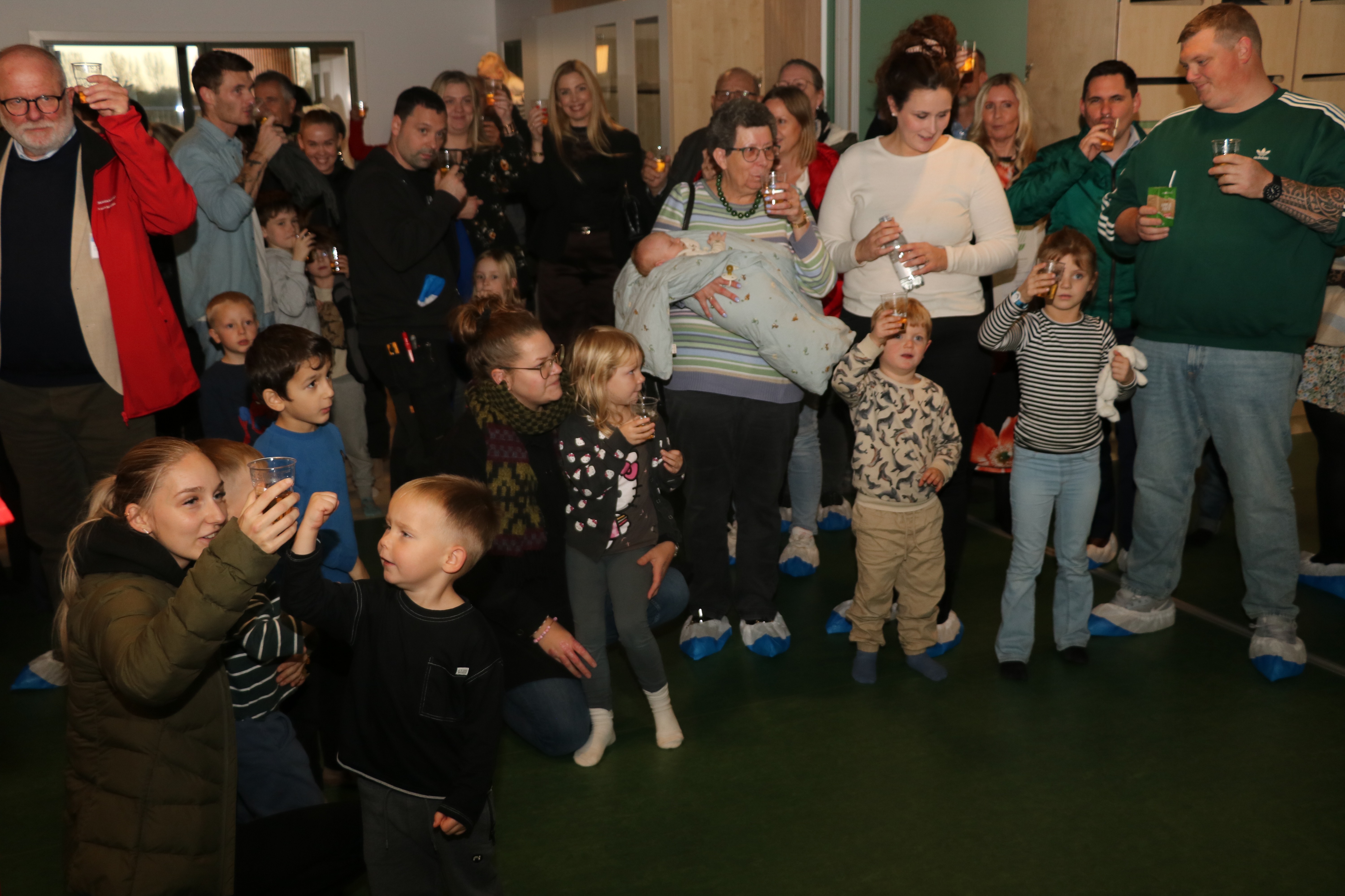 Børn, forældre og andre skåler på indvielsen af Svanereden. Foto: John Ringstrøm