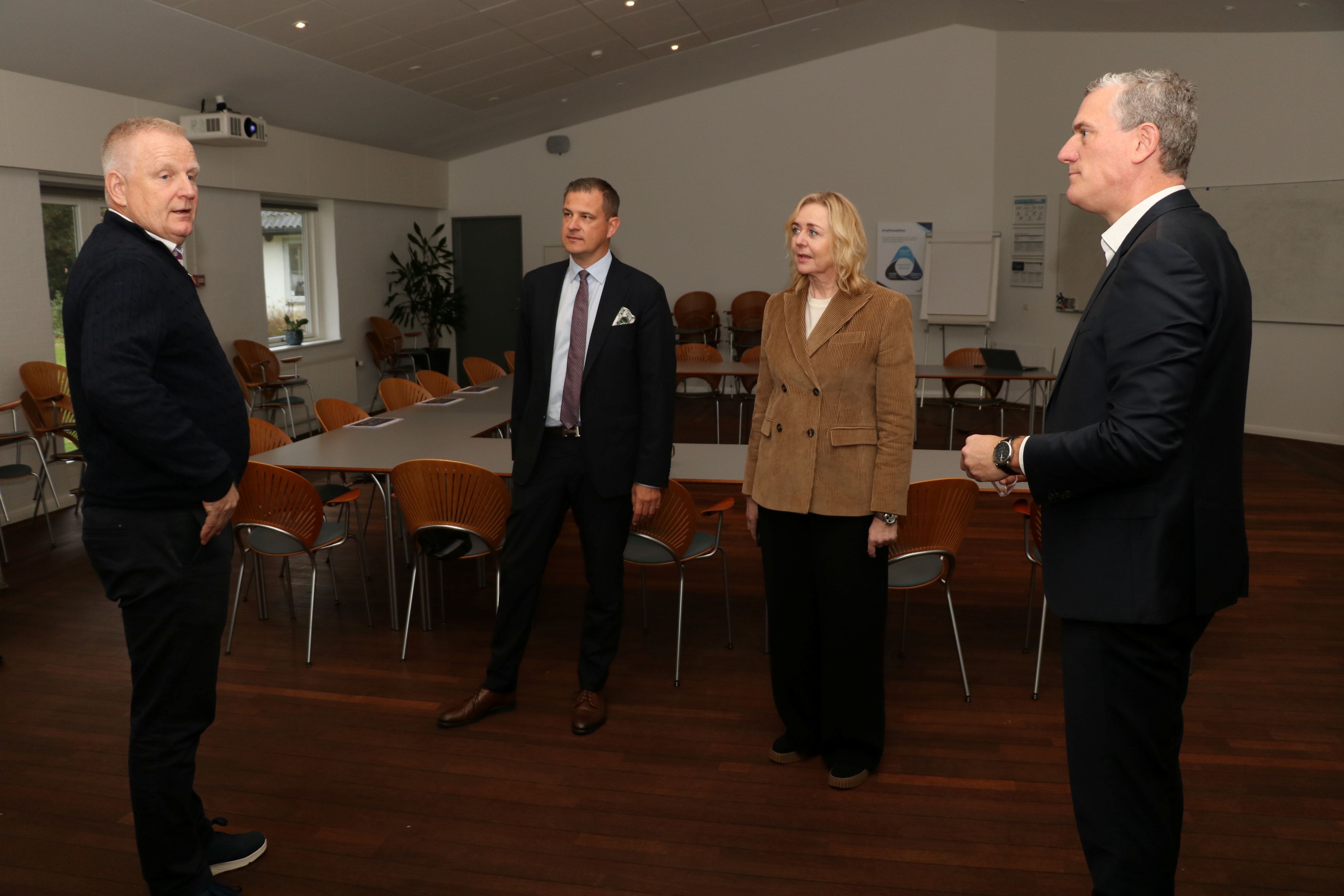 Emersons globale direktør, Jakob Nørr (t.v.) fortæller om virksomheden til Rune Kristensen og Mona Juul, mens Emersons direktør i Danmark, Kim Rønn (th), lytter. Foto: John Ringstrøm