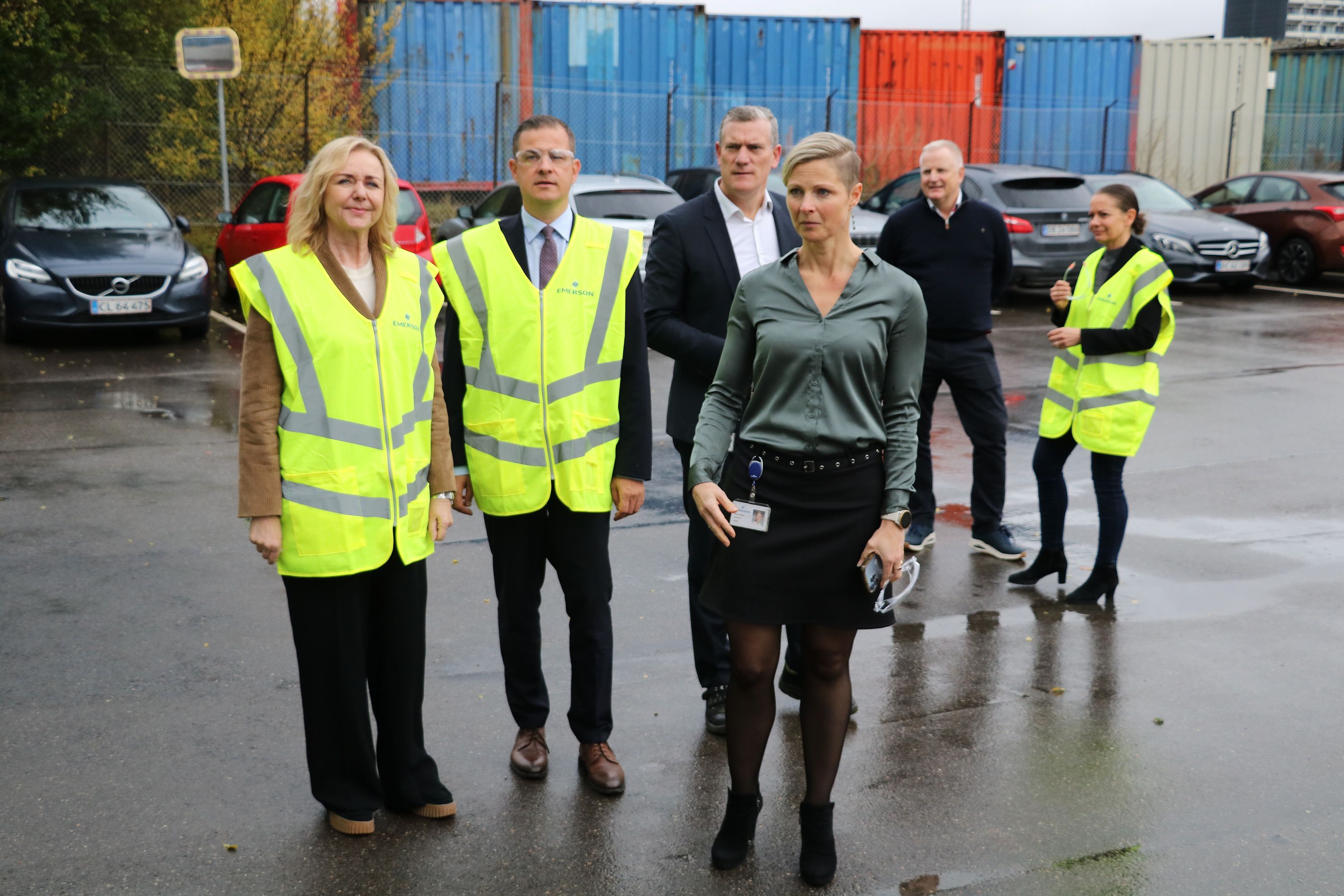 Emersons fabrikschef Rikke Molter er klar til at føre gæsterne ind i produktionshallerne. Foto: John Ringstrøm