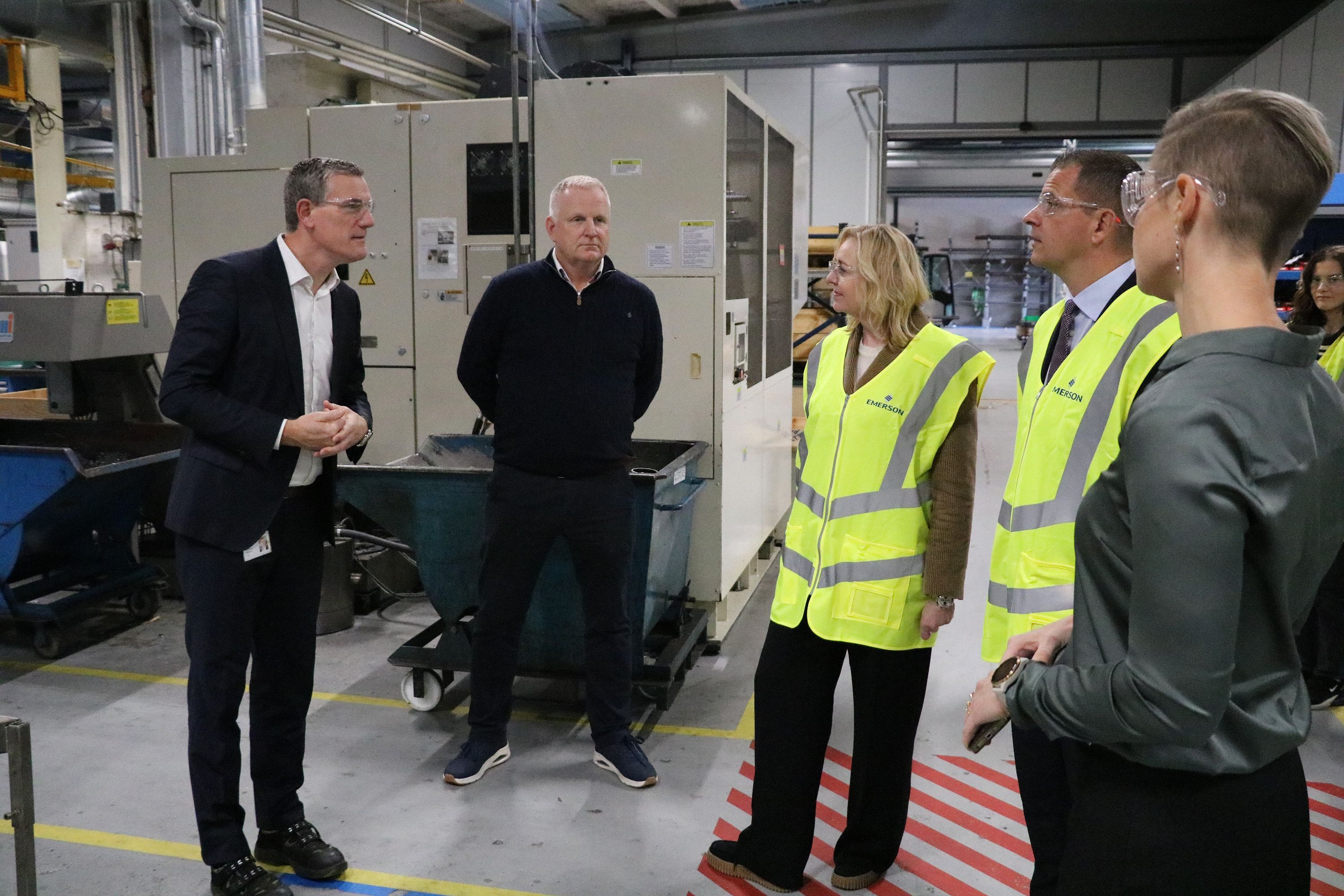 Kim Rønn, Jakob Nørr og fabrikschef Rikke Molter viste rundt, da Konservative Folkepartis Rune Kristensen og Mona Juul var på besøg i oktober sidste år. Foto: John Ringstrøm