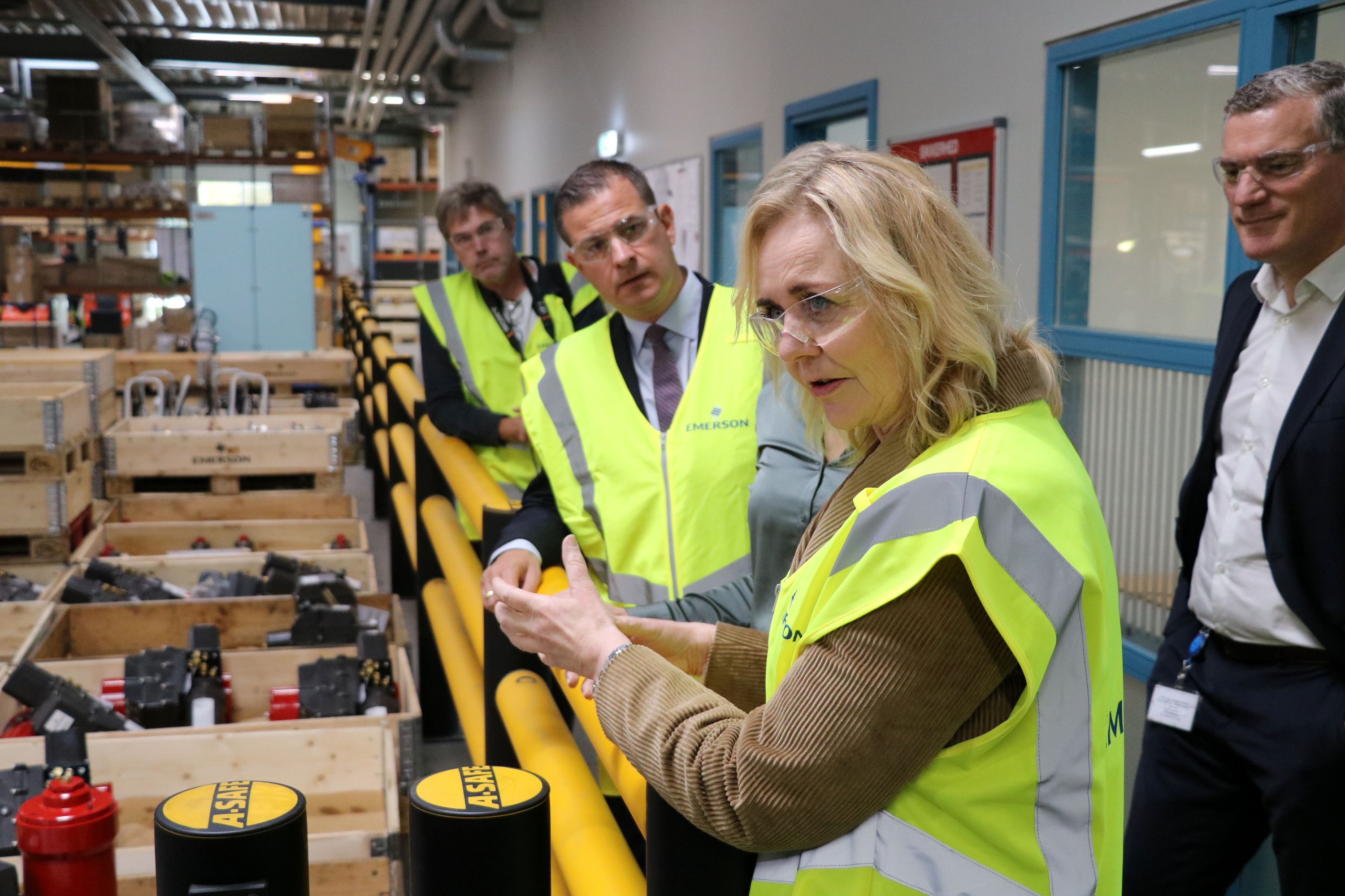 Mona Juul spurgte engageret ind til produktionen hos Emerson. Foto: John Ringstrøm